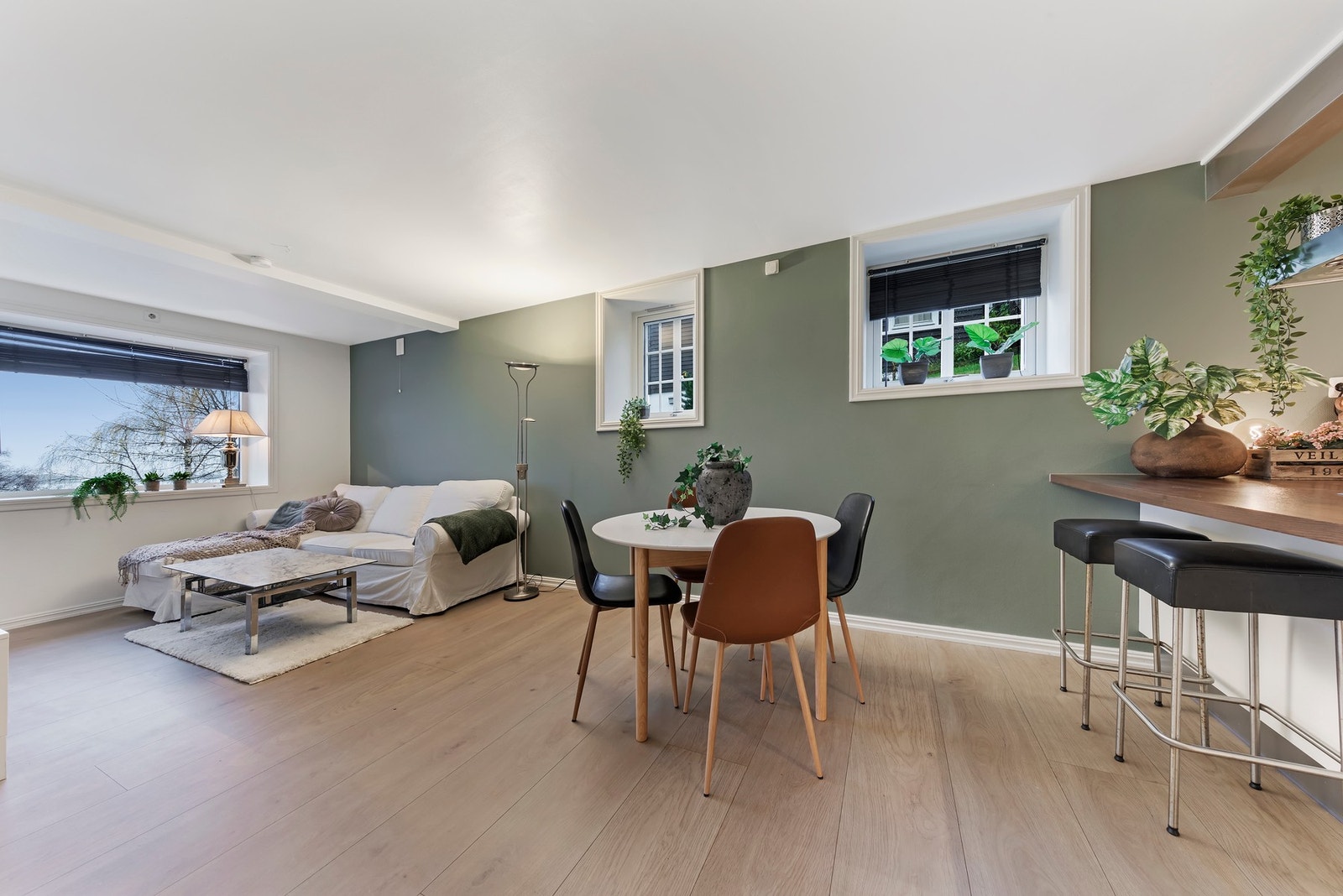 Stue og kjøkken er i åpen løsning Galleribilde