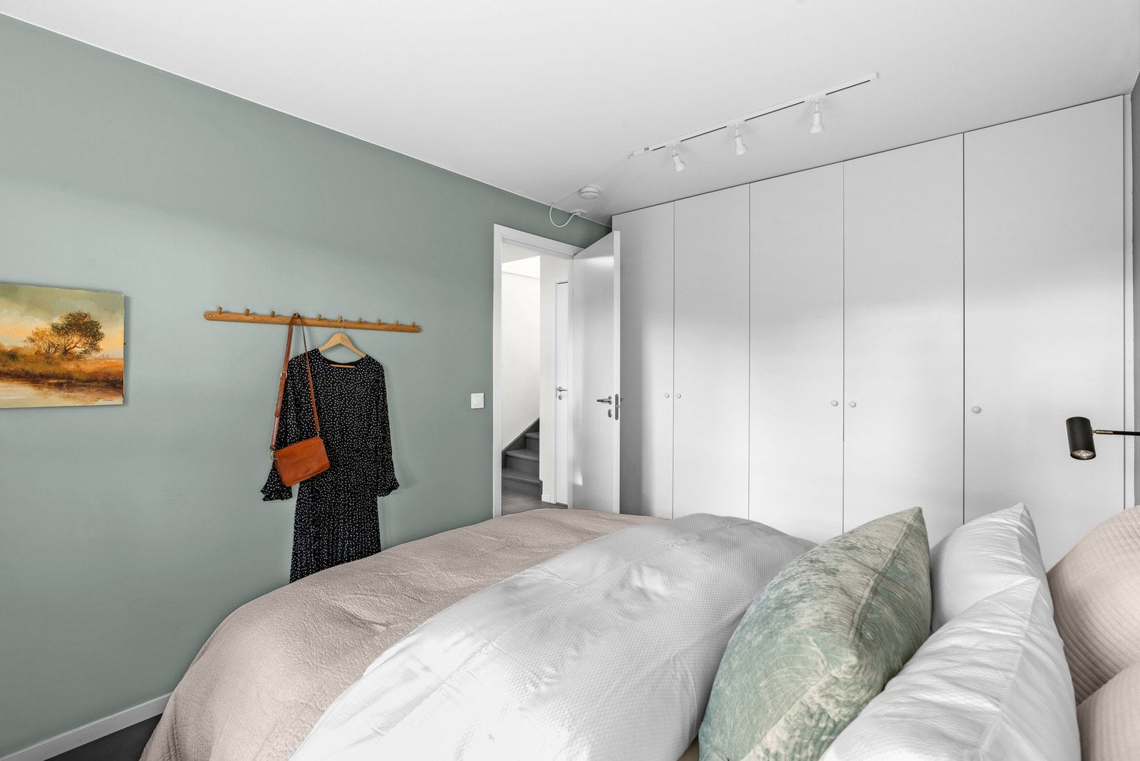 På hovedsoverommet er det innredet med en større garderobe som medfølger. Galleribilde