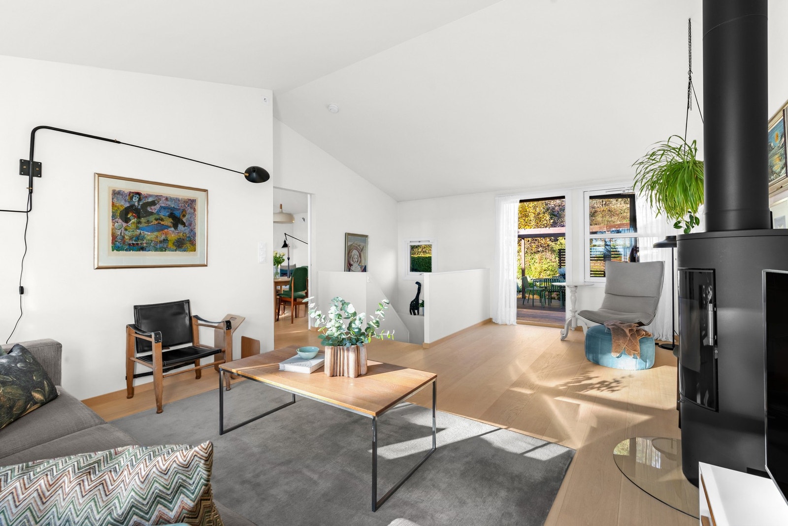 Fra stuen er det tilgang på den herlige markterrassen og uteområdet. Galleribilde