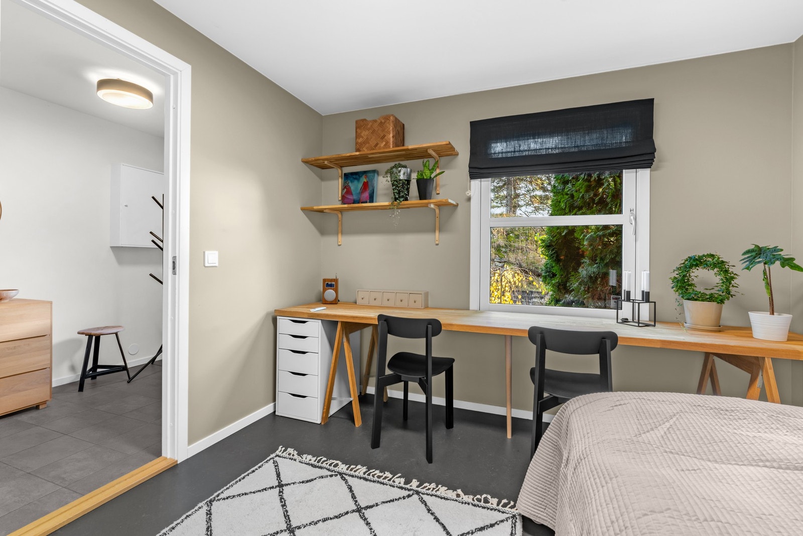 Begge rommene er malt i behagelige farger og på gulv er det lagt belegg. Galleribilde