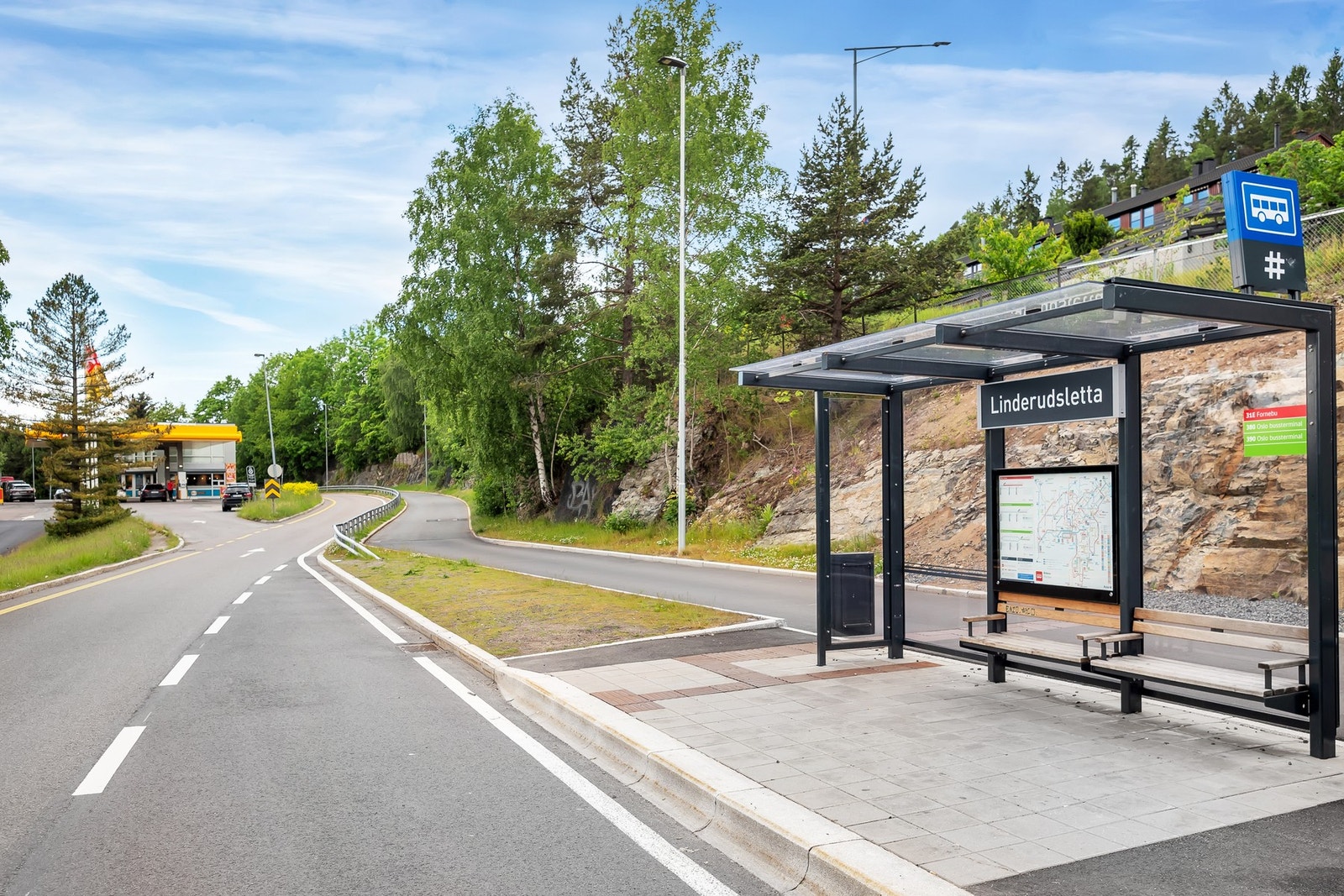 Nabolaget byr også på et godt kollektivtilbud med bussruter som 25, 31, 33, 60, 380, 390 og flybuss. Det er under et kvarters gange til t-bane med linje 4 og 5. Galleribilde