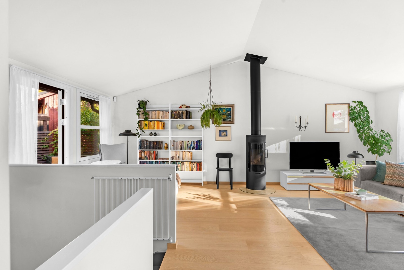 Takhøyden i denne etasjen er målt fra 2,20 til 3,05 meter på det høyeste. Dette gir ekstra god romfølelse. Galleribilde