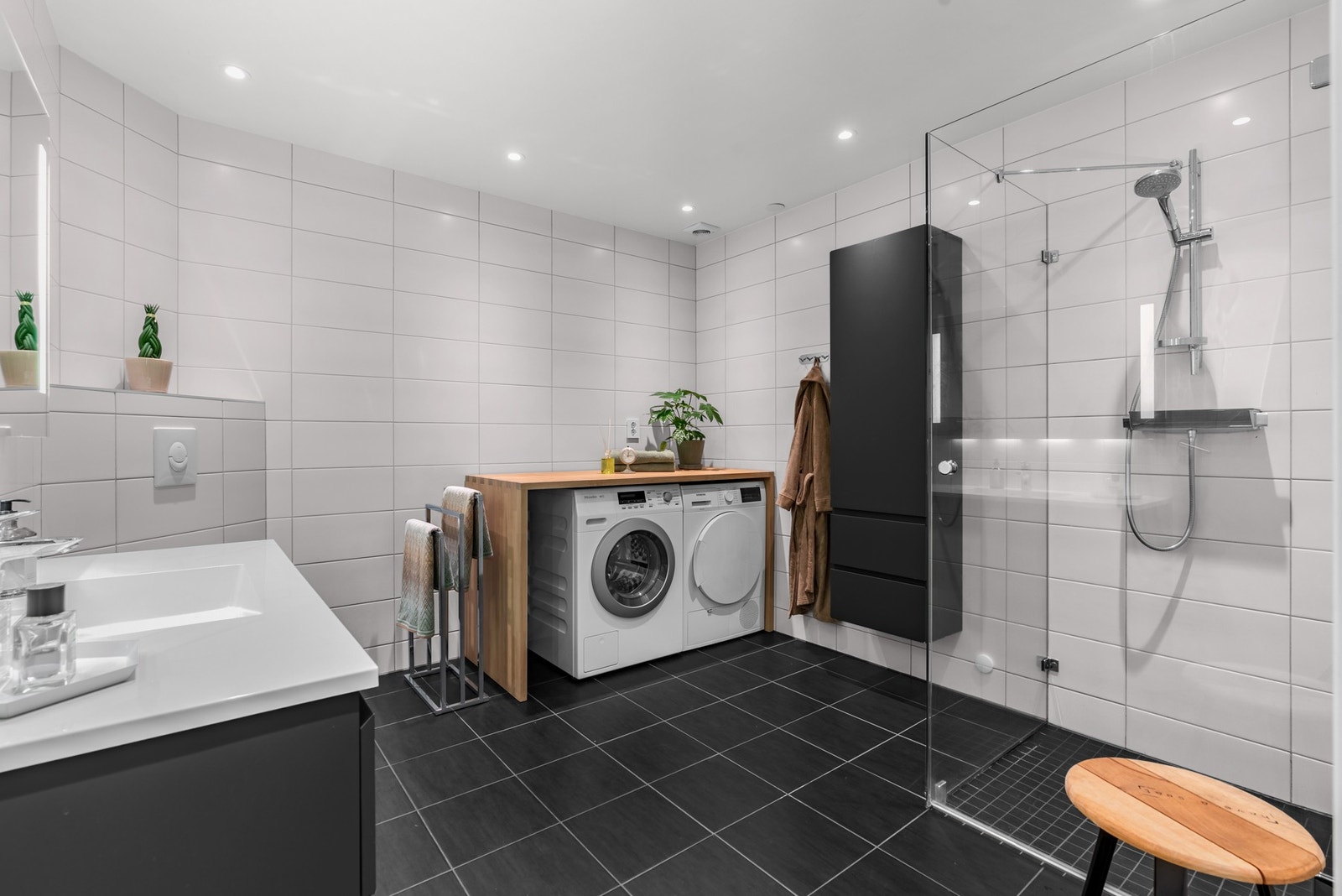 Badet ble oppusset, i likhet med de øvrige rommene pusset opp i 2015. Det har romslig størrelse og er helfliset. Galleribilde