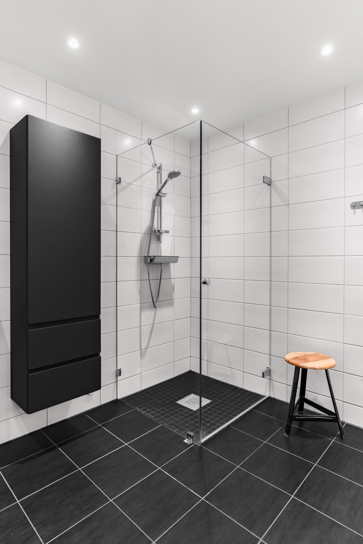 Det er videre dusjhjørne, opplegg for vaskemaskin og tørketrommel, varmkabler i gulv og downlights i himling. Galleribilde