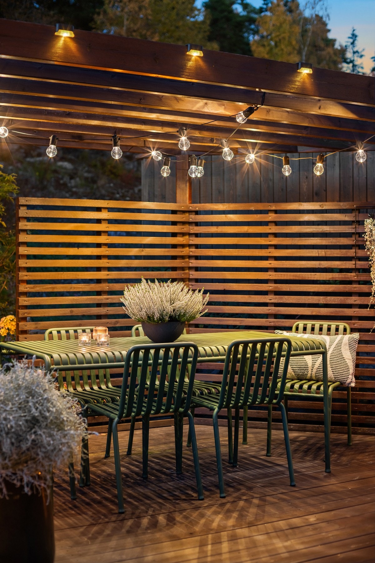 Terrassen er perfekt for å nyte de varme sommerkveldene så vel som å fyre opp bålpannen og drikke kakao etter en skitur i Lillomarka. Galleribilde