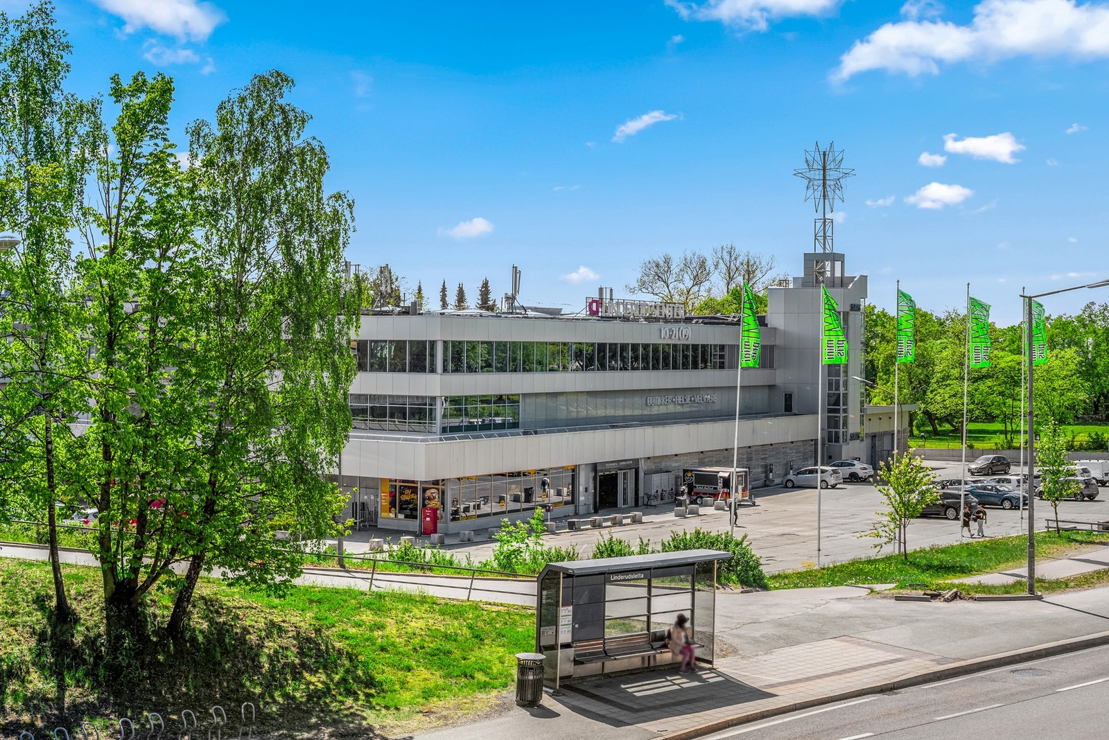 Linderud senter ligger like nedenfor borettslaget og her finnes et bredt utvalg av ulike butikker, flere spisesteder, bakeri, vinmonopol, frisør, optiker, treningssenteret SATS og et godt helsetilbud. Galleribilde