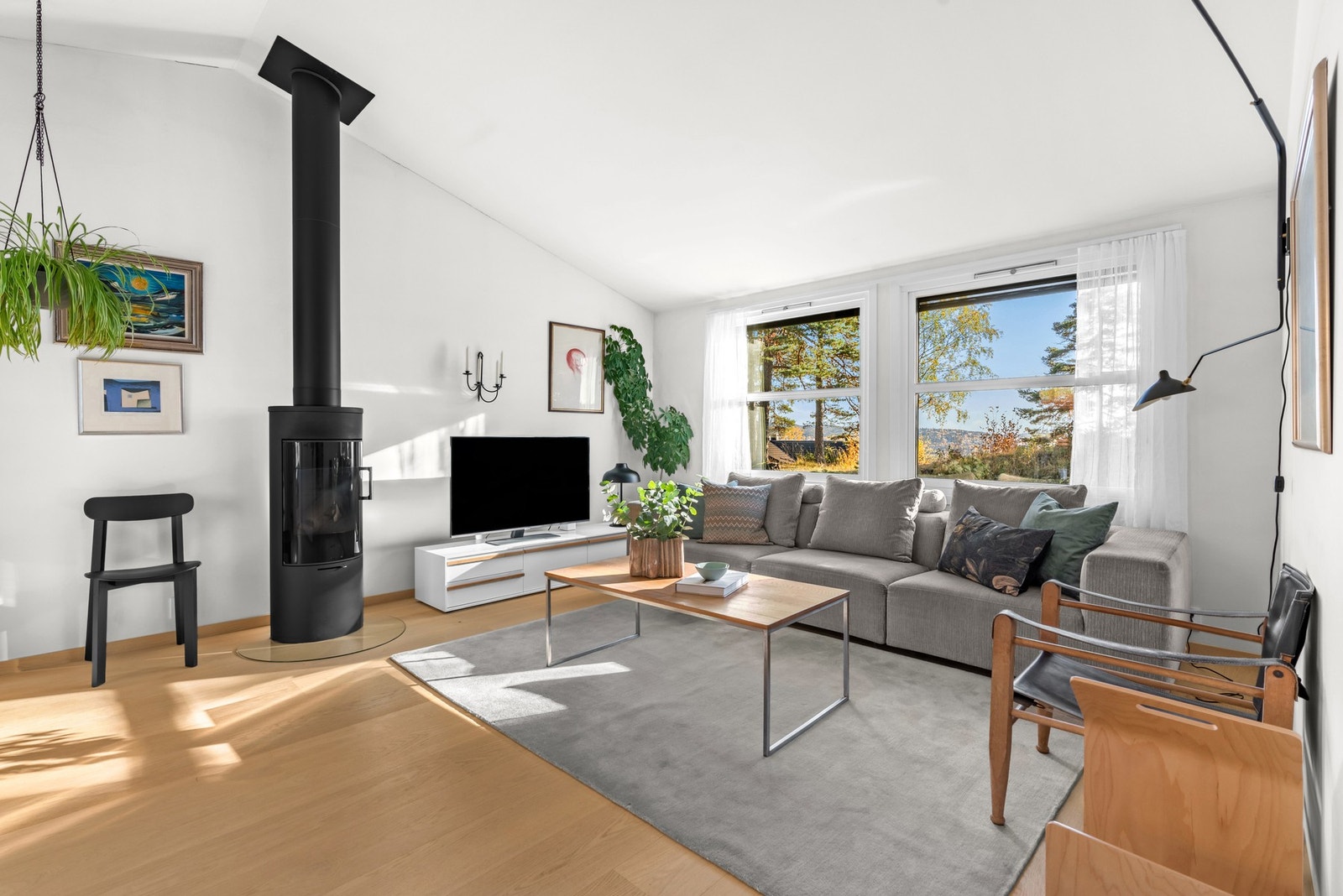 1. etasje består av stue og kjøkken. Begge rommene er gjennomgående, og med både mye naturlig lys og utsyn, oppleves rommene som luftige og romslige. Galleribilde