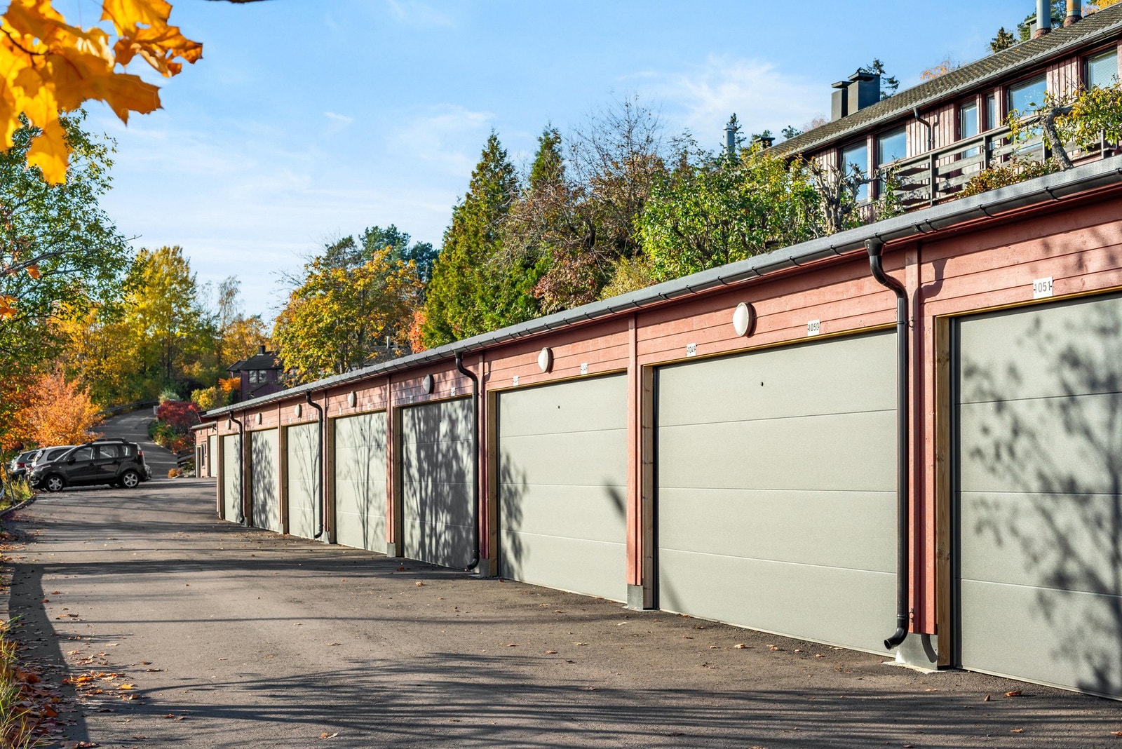 Det medfølger fast garasjeplass med ladeboks for elbil og lagring på hems. I inneværende år er et større vedlikehold- og rehabiliteringsprosjekt av fasader og garasjer ferdigstilt. Galleribilde