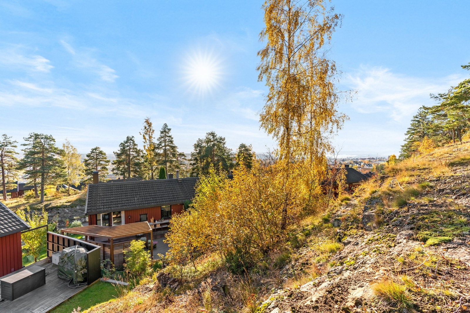 En av de største kvalitetene ved nettopp denne boligen er beliggenheten. Blant den øverste bebyggelsen, ligger denne på enden av sin rekke, med marka som nærmeste nabo. Galleribilde