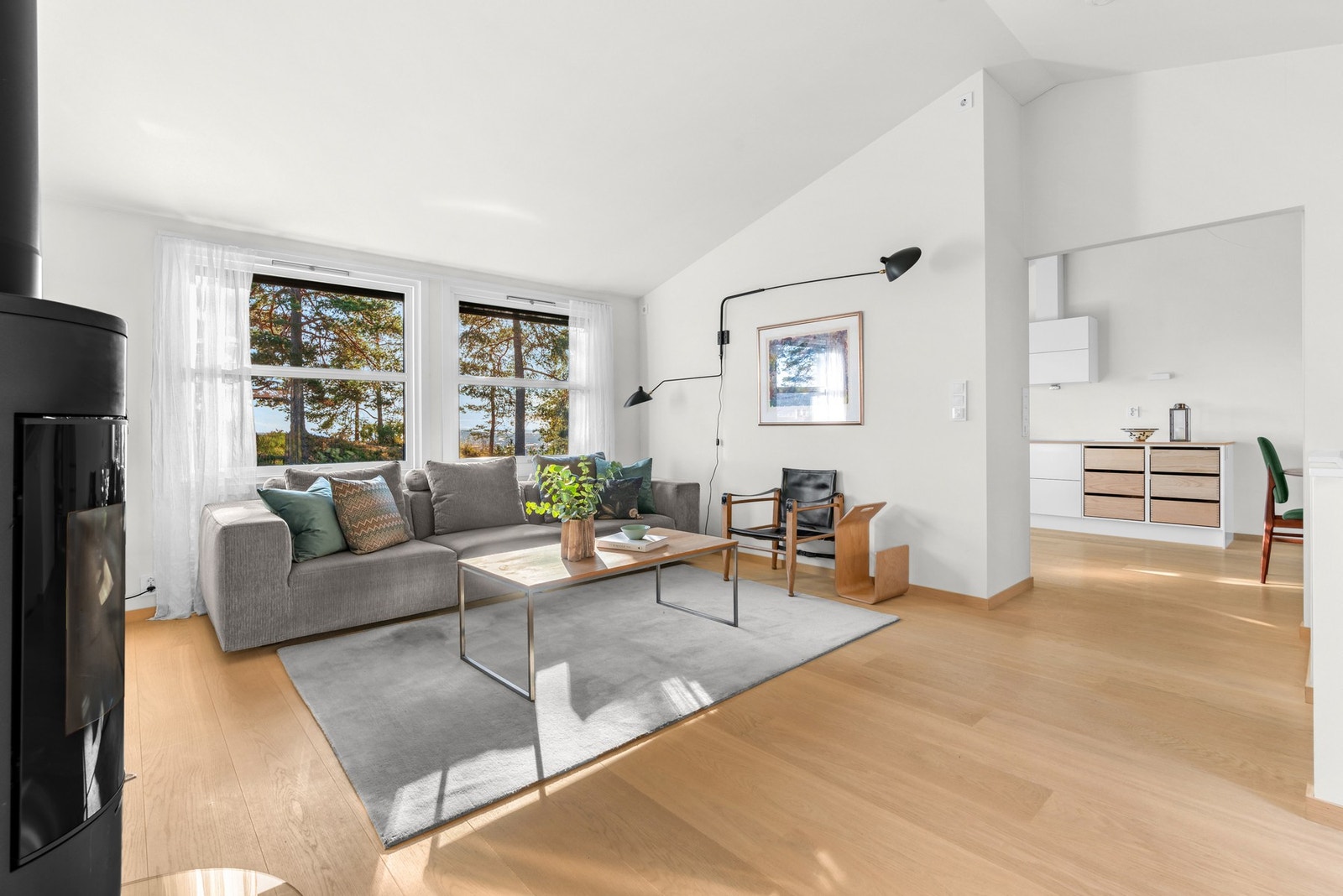 Alle vinduer og dører ble skiftet i 2014. I 2024 fikk eierne montert utvendige screens på vinduene mot syd. Galleribilde