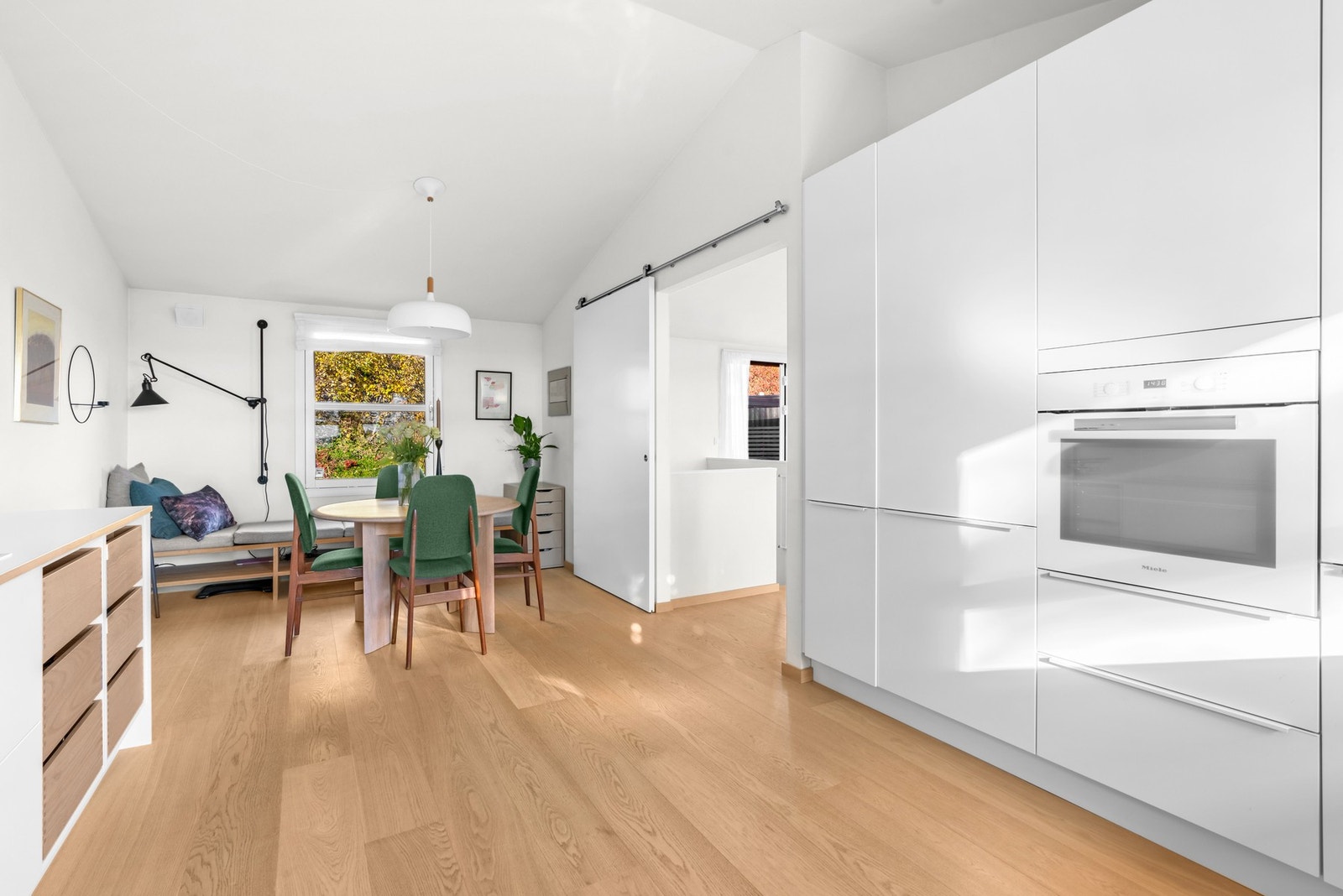 Originalt var deler av dagens kjøkken et tredje soverom hvorpå dagens eiere heller ønsket et større areal til kjøkken- og spisestue. Ved behov kan dette tilbakeføres. Galleribilde