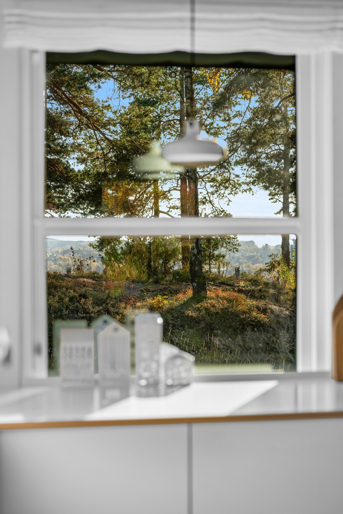 Fra kjøkkenet er det nydelige utsikt mot et lite skogholt. Galleribilde