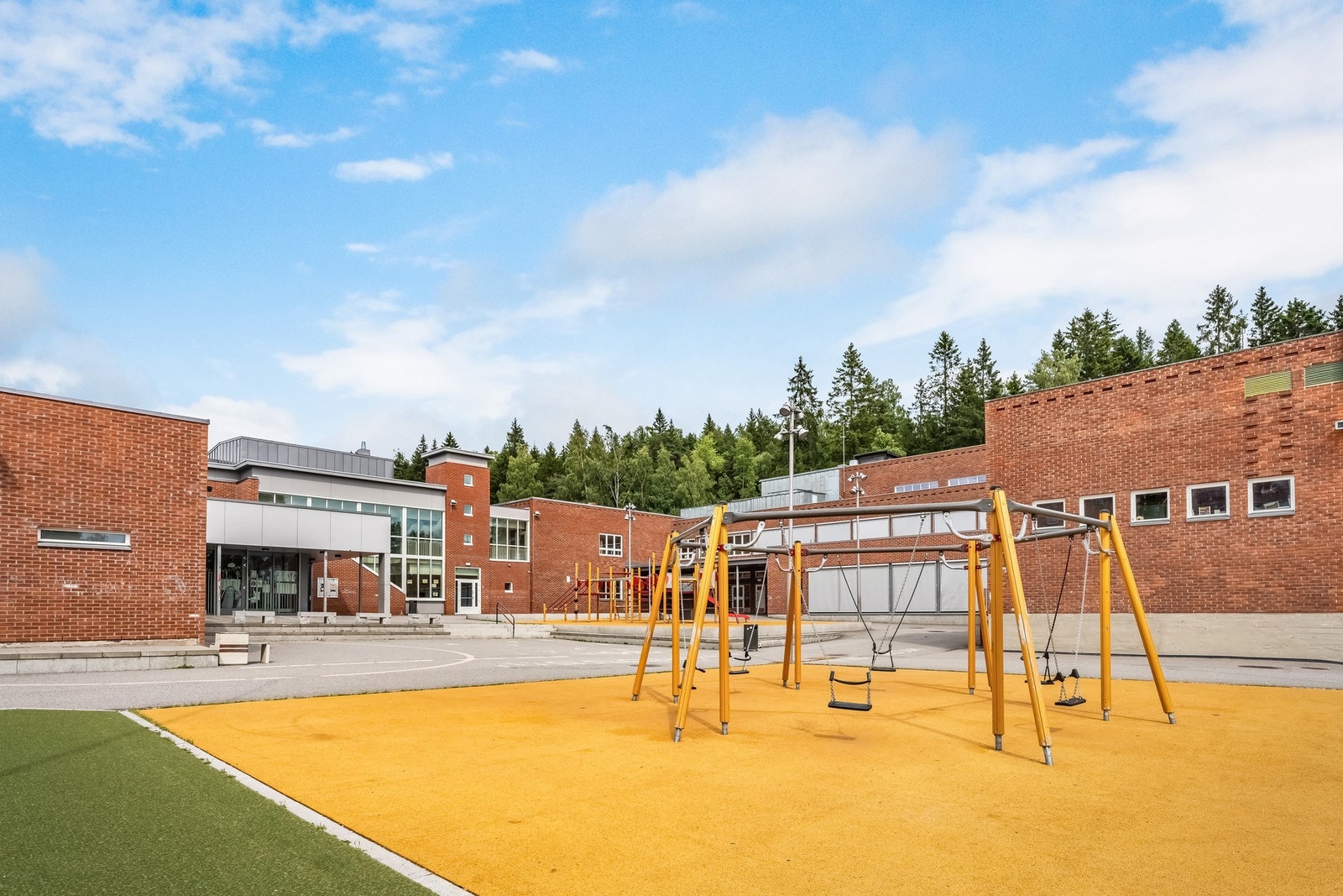 Adressen sogner til Tonsenhagen barneskole som ligger i kort gangavstand fra boligen og Vollebekk skole for ungdomstrinnet. Galleribilde