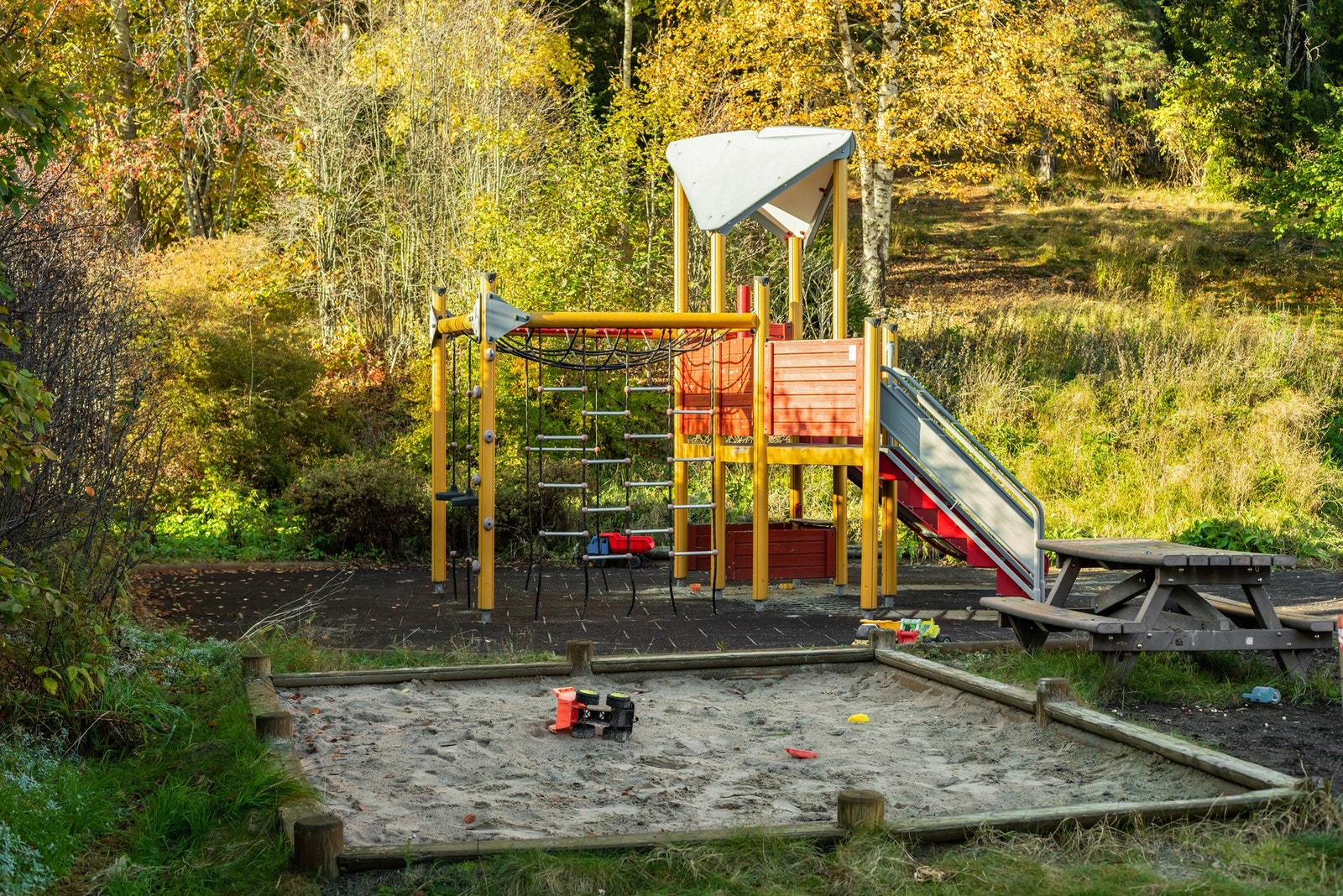 Det er opparbeidet flere lekeplasser i borettslaget som denne som ligger inntil markagrensa. Gatene er så si bilfrie da det kun er tillatt for av- og pålessing. Galleribilde