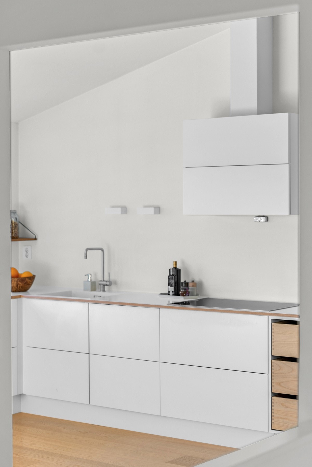 Kjøkkeninnredningen er fra Svane og er komplett utstyrt med hvitevarer fra Miele, herunder induksjonsplatetopp, stekeovn i behagelig arbeidshøyde, oppvaskmaskin og kjøl/fryseskap. Galleribilde