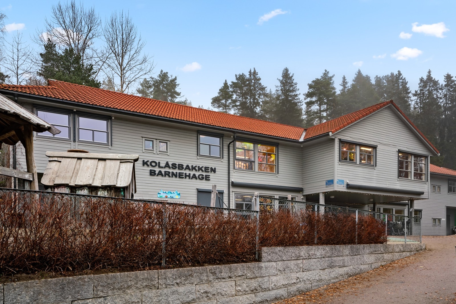 ette er et nabolag som godt likt av blant barnefamilier da området har både barnehager og skoler med godt rykte. Kolåsbakken barnehage ligger rett ovenfor borettslaget. Galleribilde