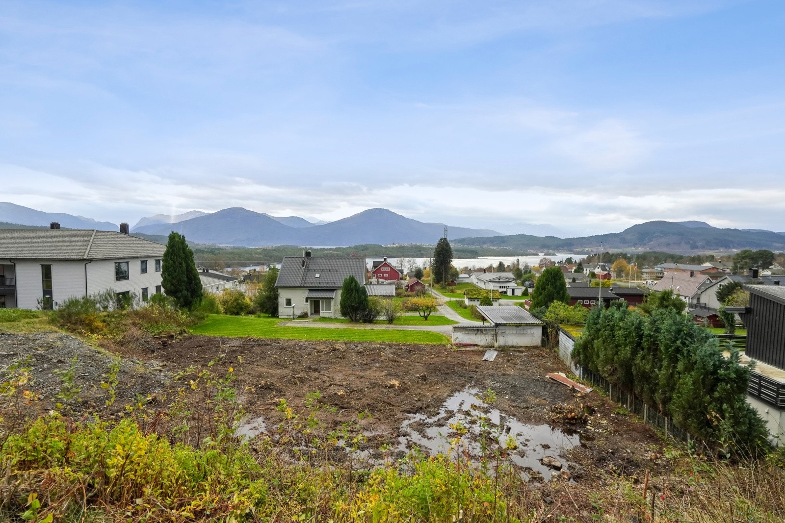 Vakkert plassert mot sør, og tilbyr en flott utsikt over bygda, Skodjevika og over til Storfjorden og fjellene i sør. Galleribilde