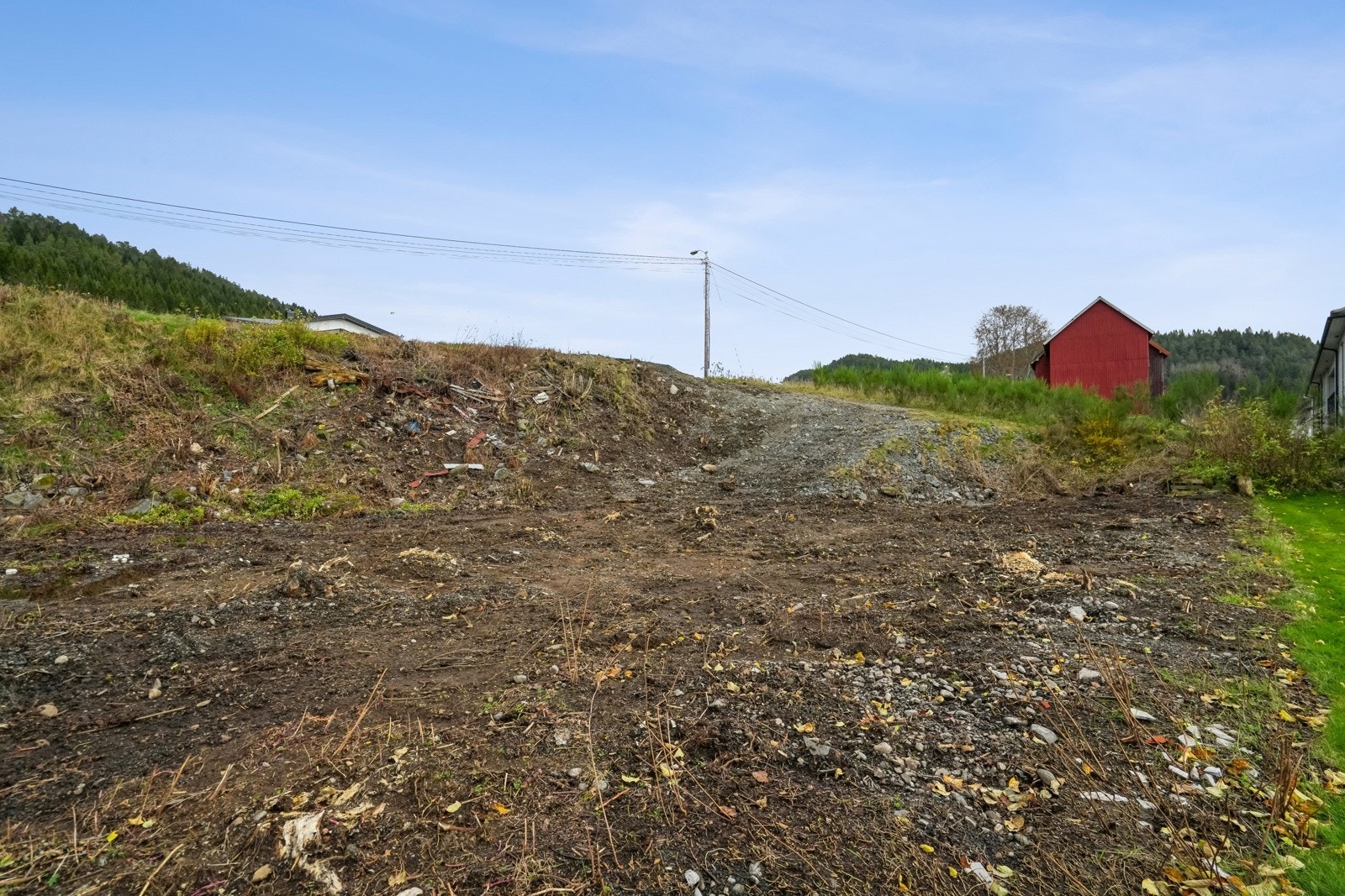 Tomten ligger i sørhelling med skråning opp mot vegen, og platå i to høgder. Ideell for enebolig med sokkeletasje og tilkomst direkte til hovedetasje. Galleribilde