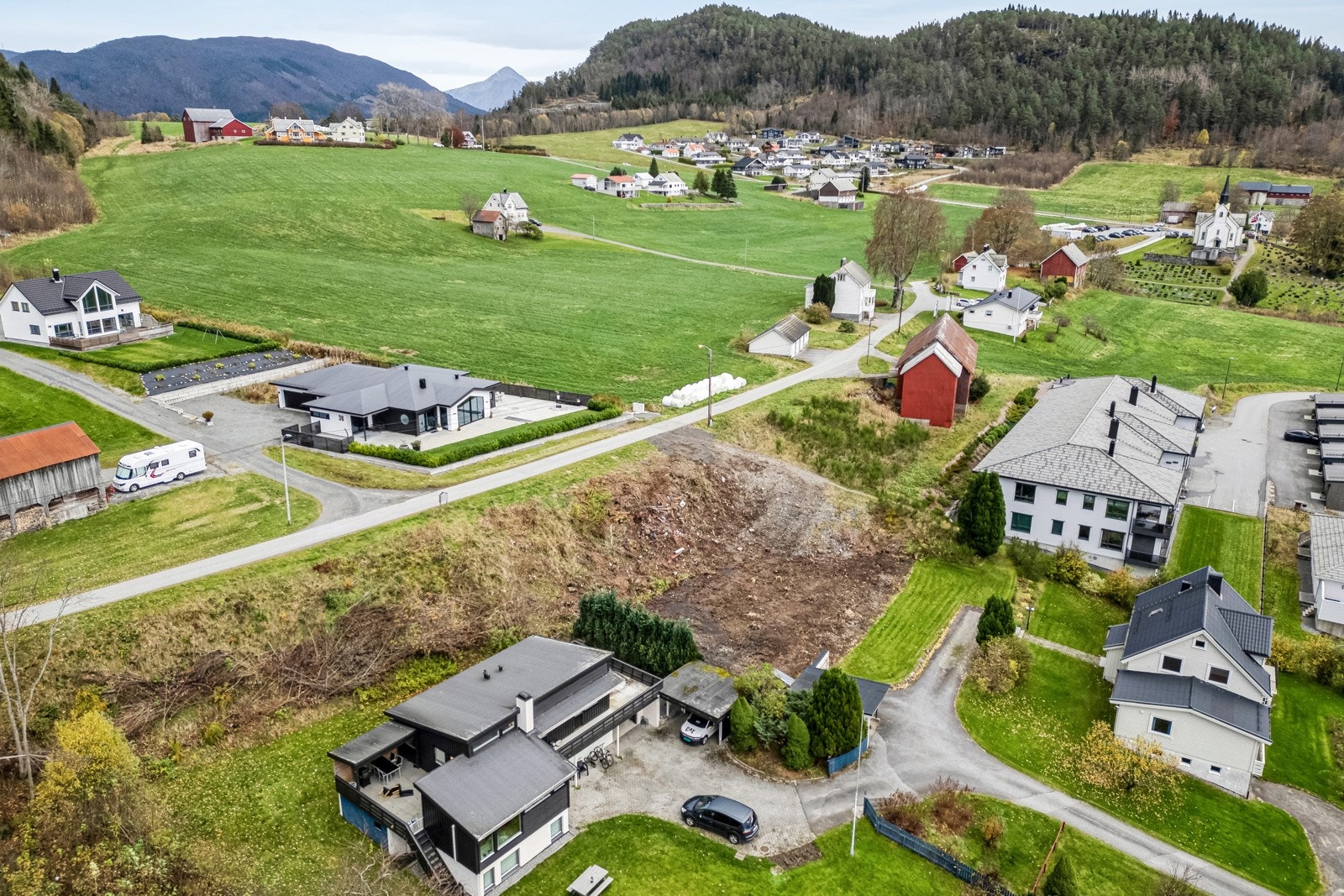 Tomten ligger i et rolig og veletablert nabolag med trygge omgivelser. Galleribilde