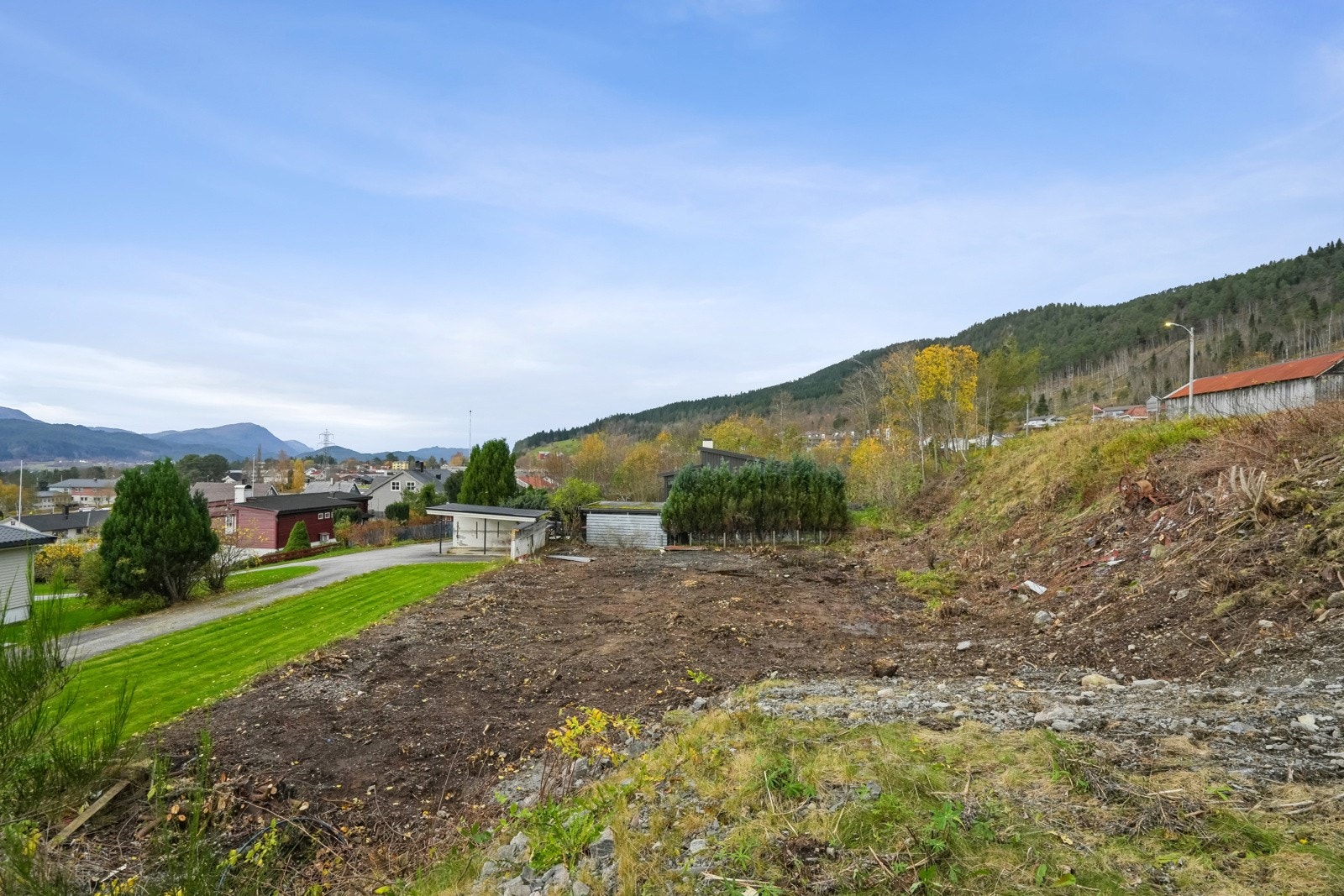 Det er godkjent avkjørsel mot nordøst til Ytreskodjevegen, ideelt for lettvint adkomst og god plass til garasje på tomten. Galleribilde