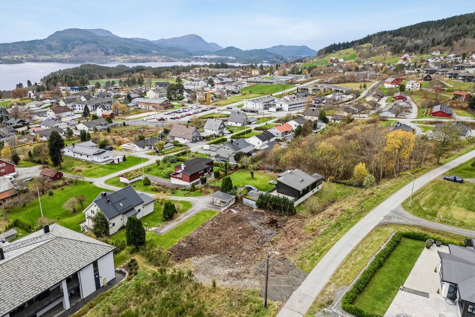 Sentralt med gangavstand til alle daglige behov som butikk, buss, skoler, barnehage, idrettsanlegg, treningssenter etc. Galleribilde