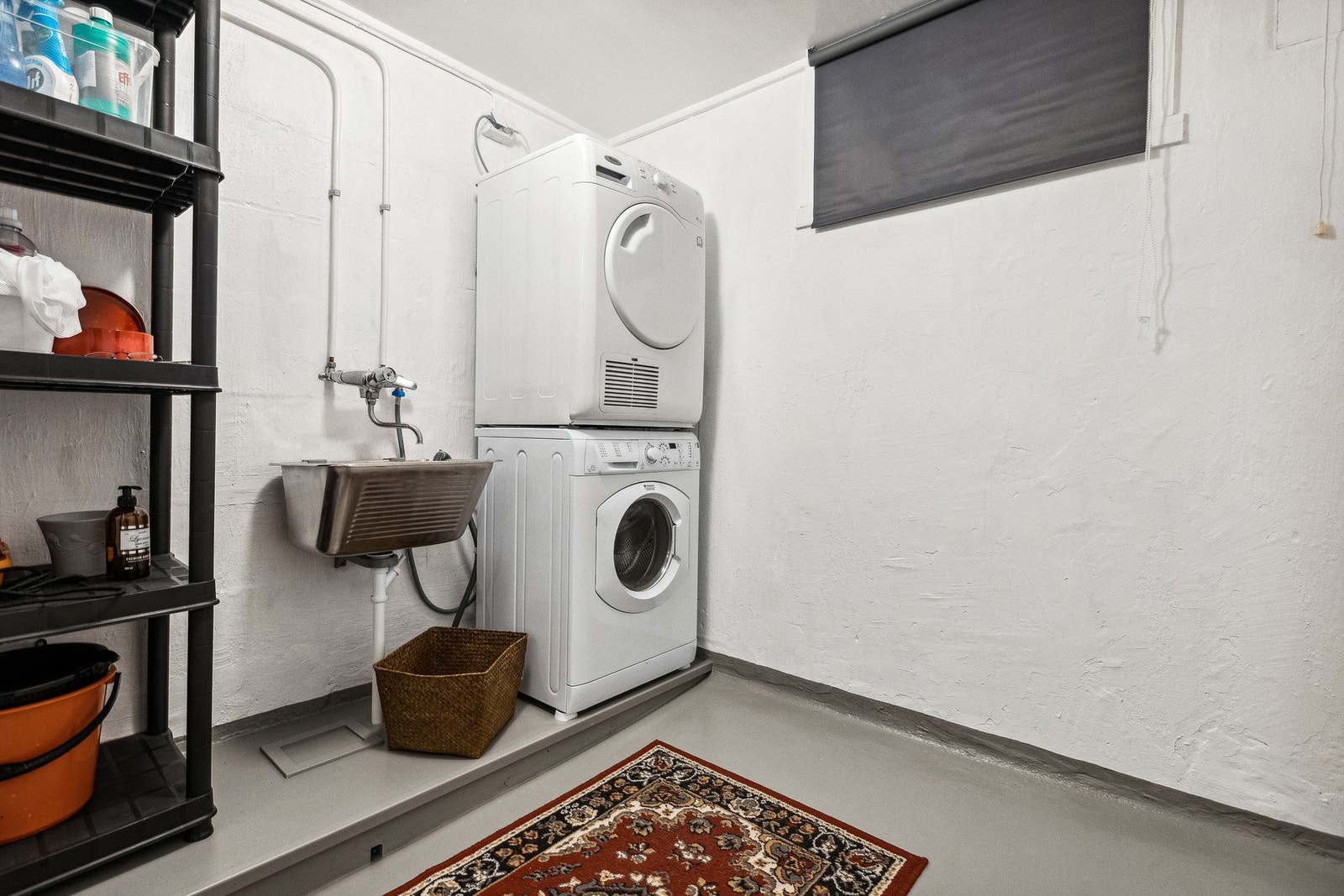 Vaskerom med utslagsvask i kjeller, her er det også gode oppbevaringsmuligheter. Galleribilde