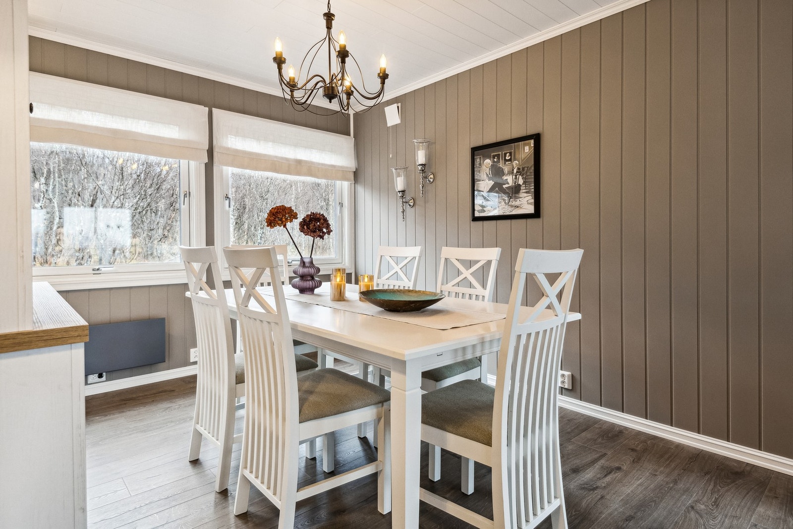 Spisebord med tilknytning til kjøkken. Galleribilde