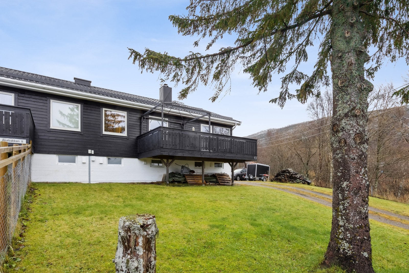 Boligen ligger fint til med opparbeidet hage. Galleribilde