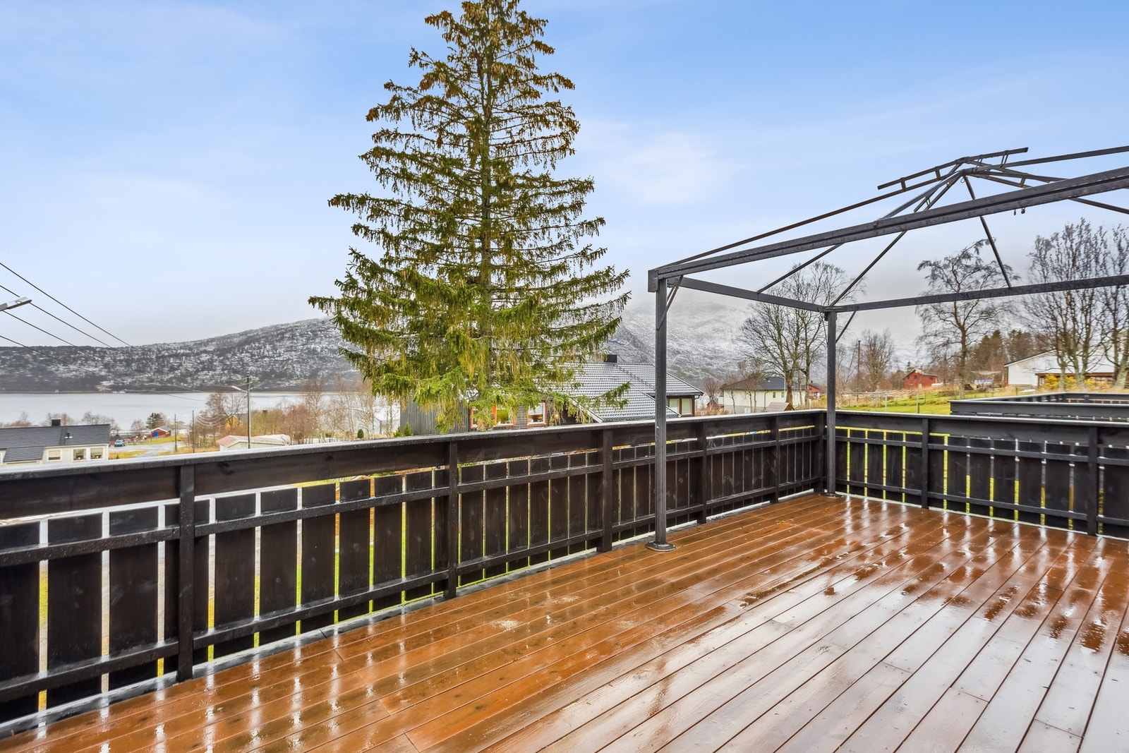 Terrasse med god plass for utemøbler. Galleribilde