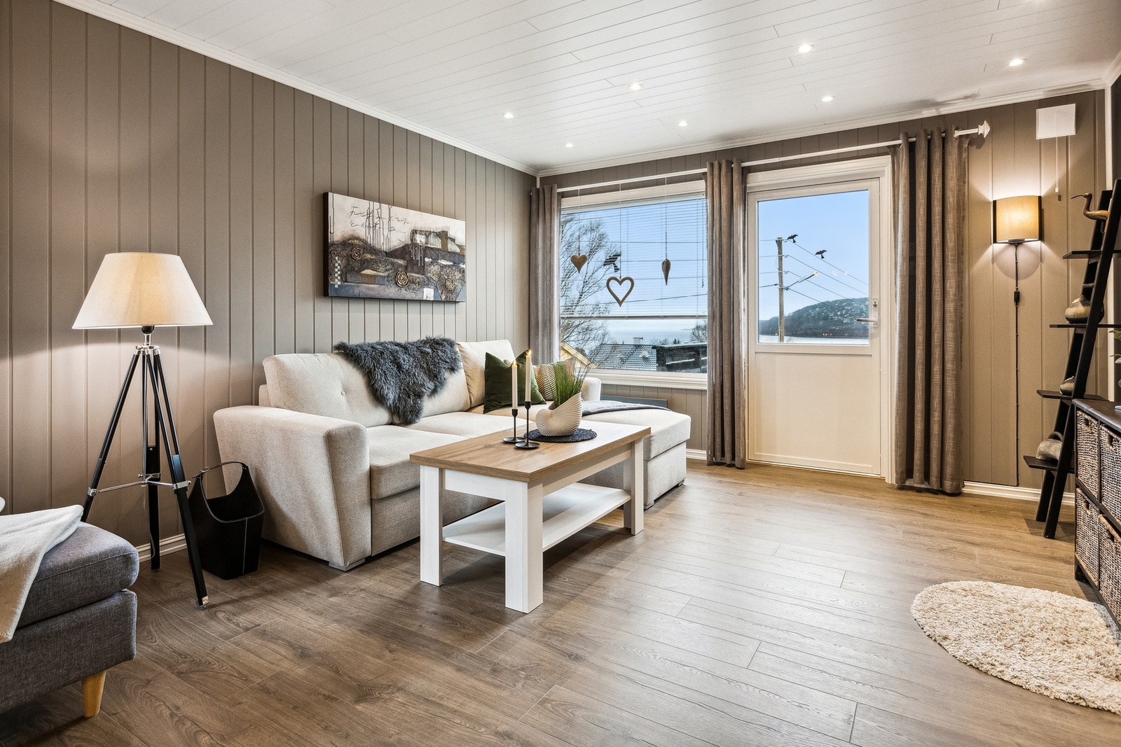 Romslig stue med direkte utgang til terrasse. Galleribilde