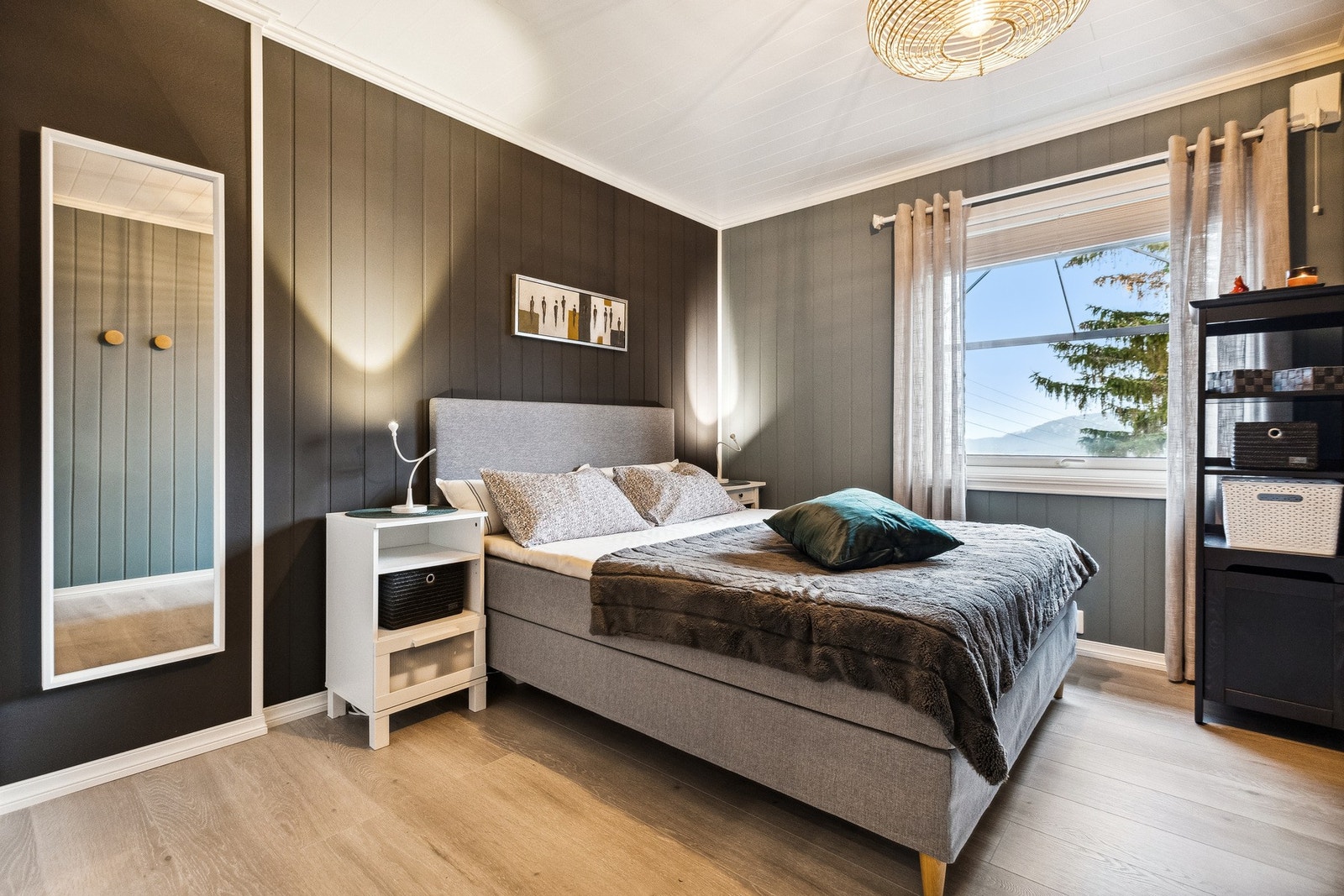 Hovedsoverom med god plass for dobbeltseng og nattbord. Galleribilde