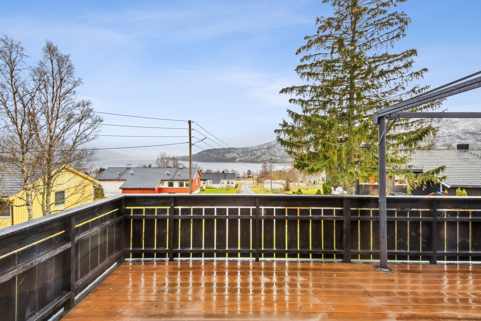 Romslig terrasse med gode sol- og utsiktsforhold. Galleribilde