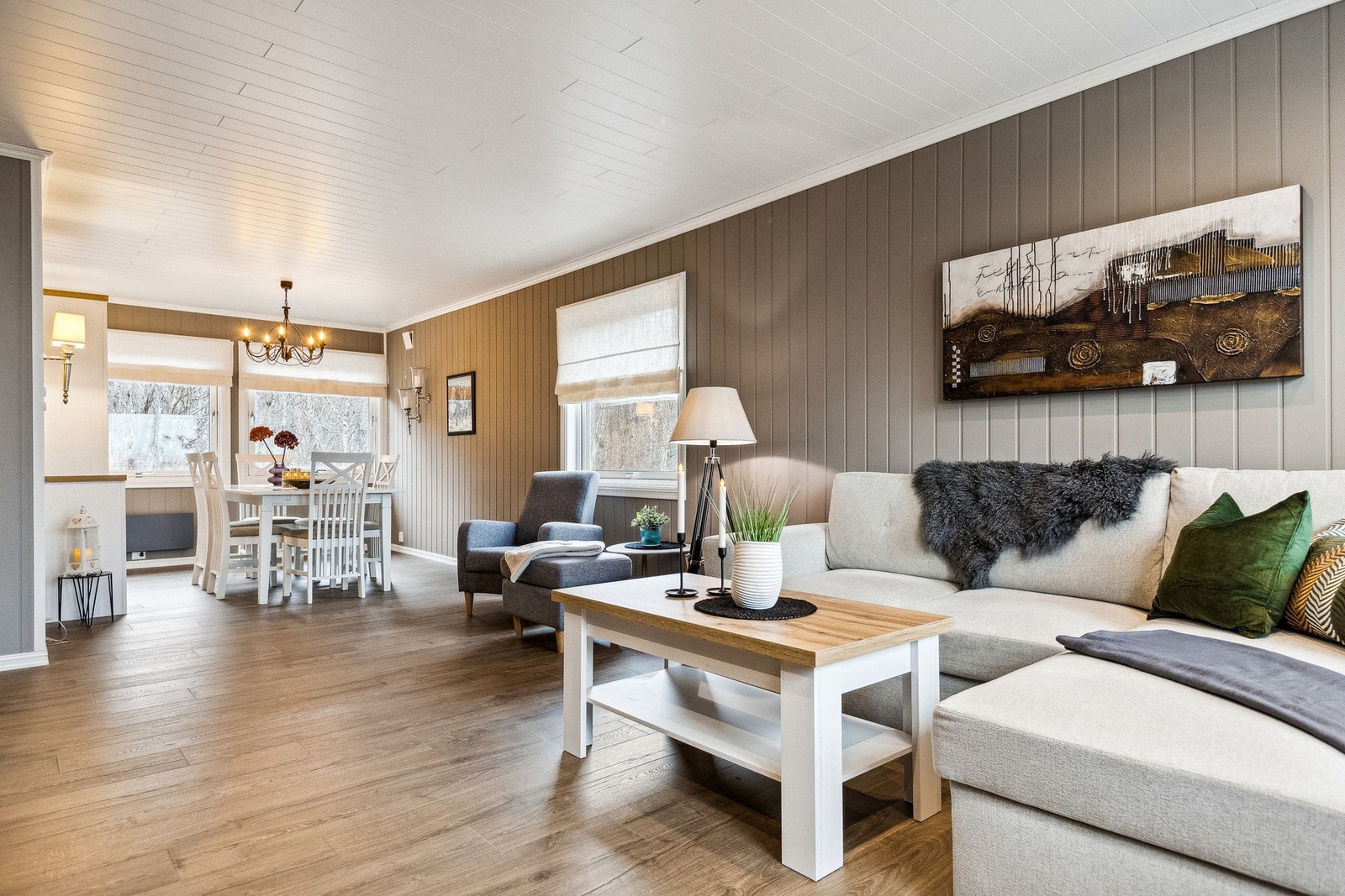 God plass til flere sittegrupper. Galleribilde