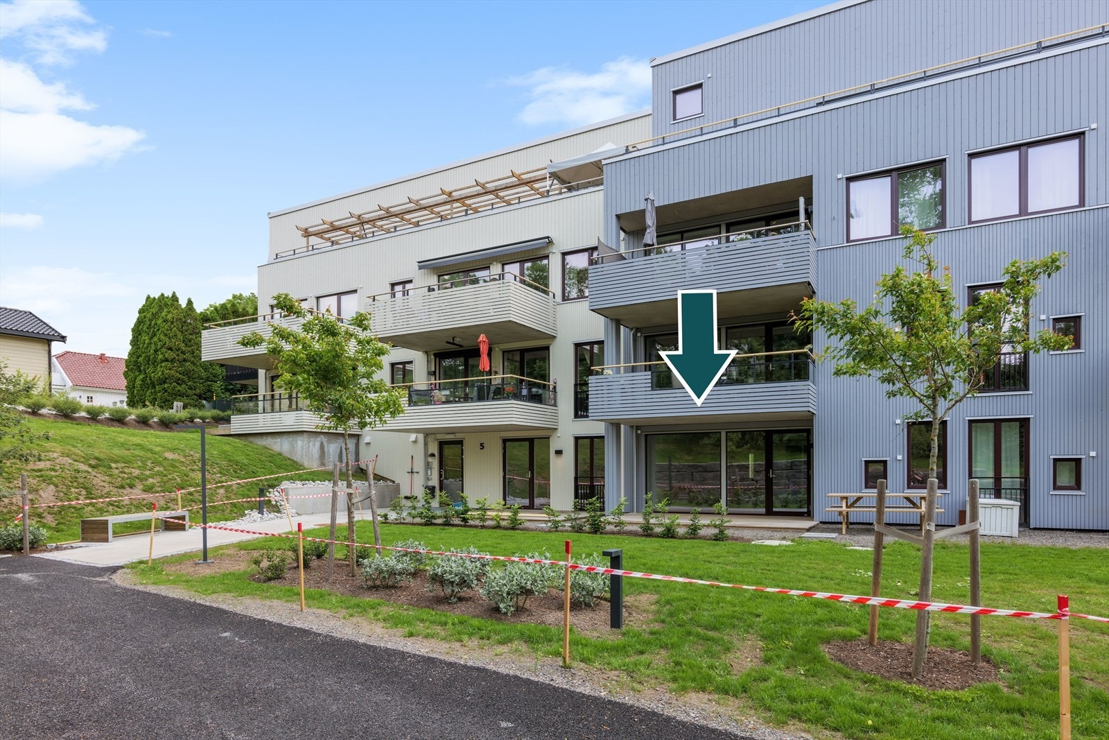 Leiligheten ligger lettstelt til i 1. etasje med fin markterrasse hvor det er plantet fin bøkehekk ut på opparbeidede felles hageareal. Galleribilde