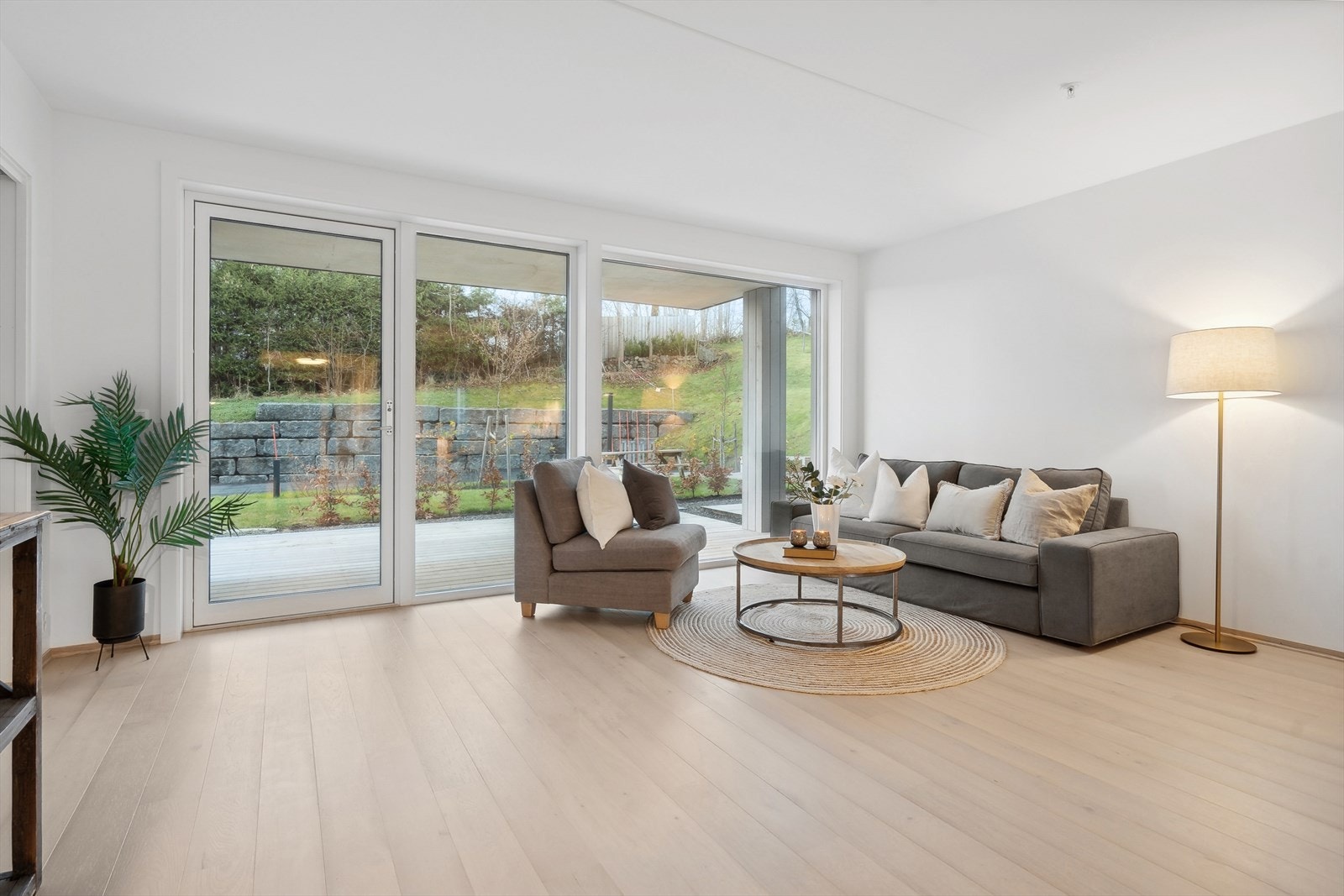 Leiligheten oppleves stilren og pen, med hvitmalte, slette vegger og enstavs eikeparkett i alle værelser. Galleribilde