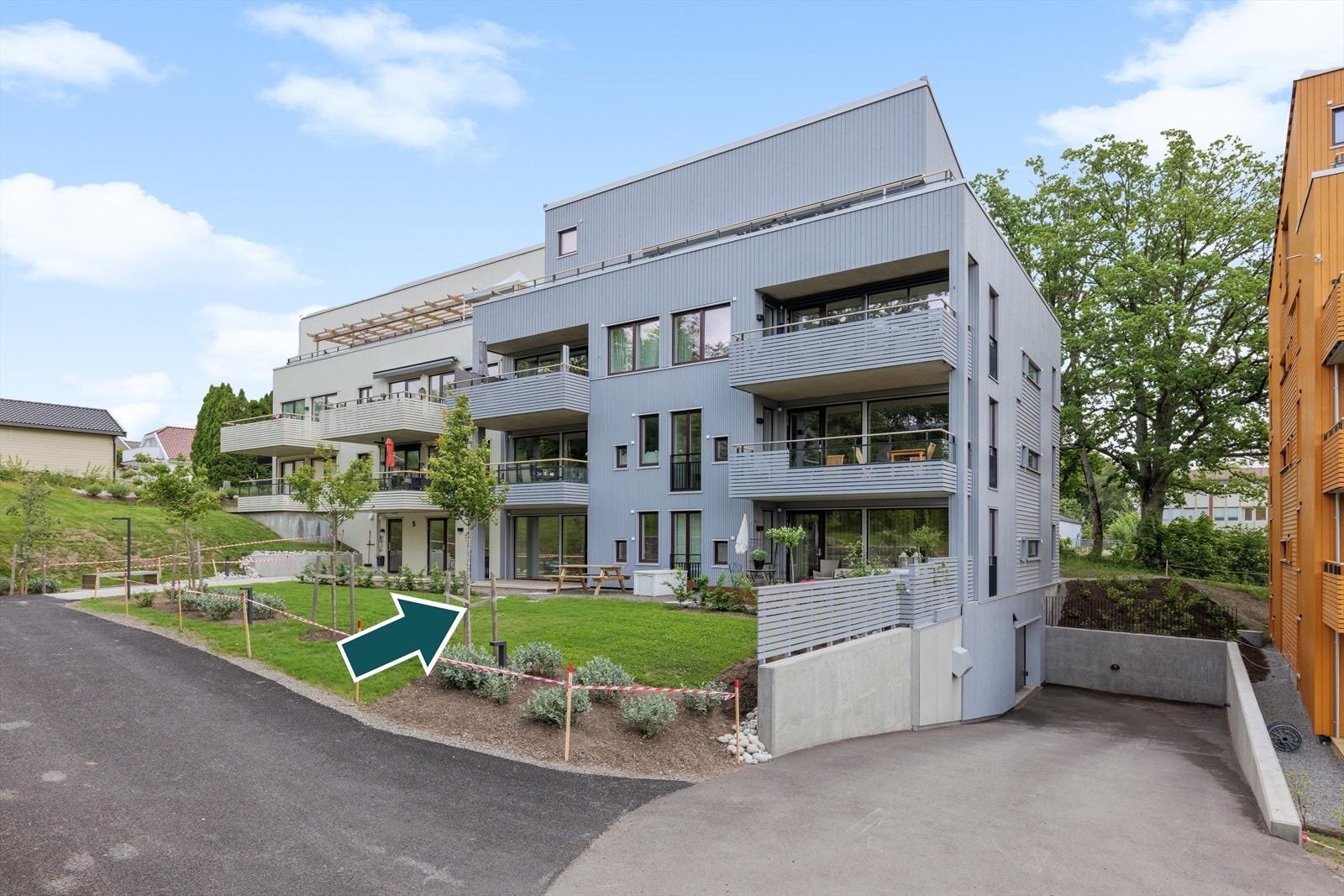 Bilen parkeres i fells garasjekjeller med heis opp til leilighetsplan, tilrettelagt for El-bil lading. Galleribilde