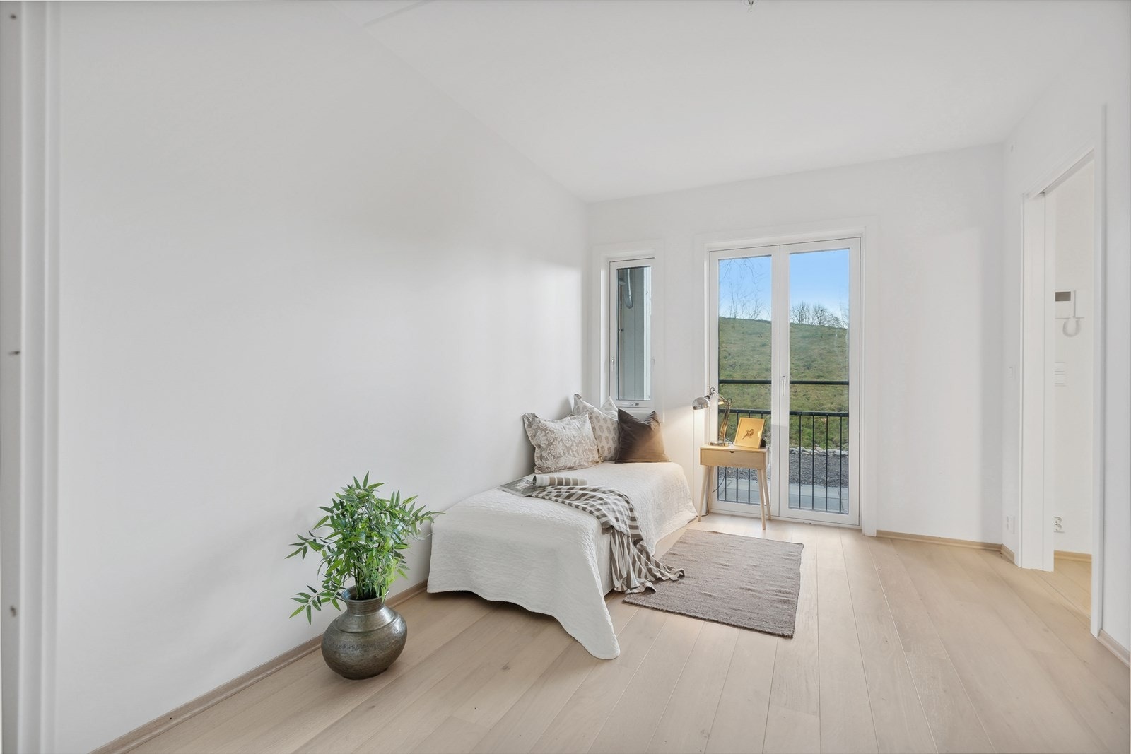 Det er fransk balkong på soverommet som vender mot svalegangen. Galleribilde