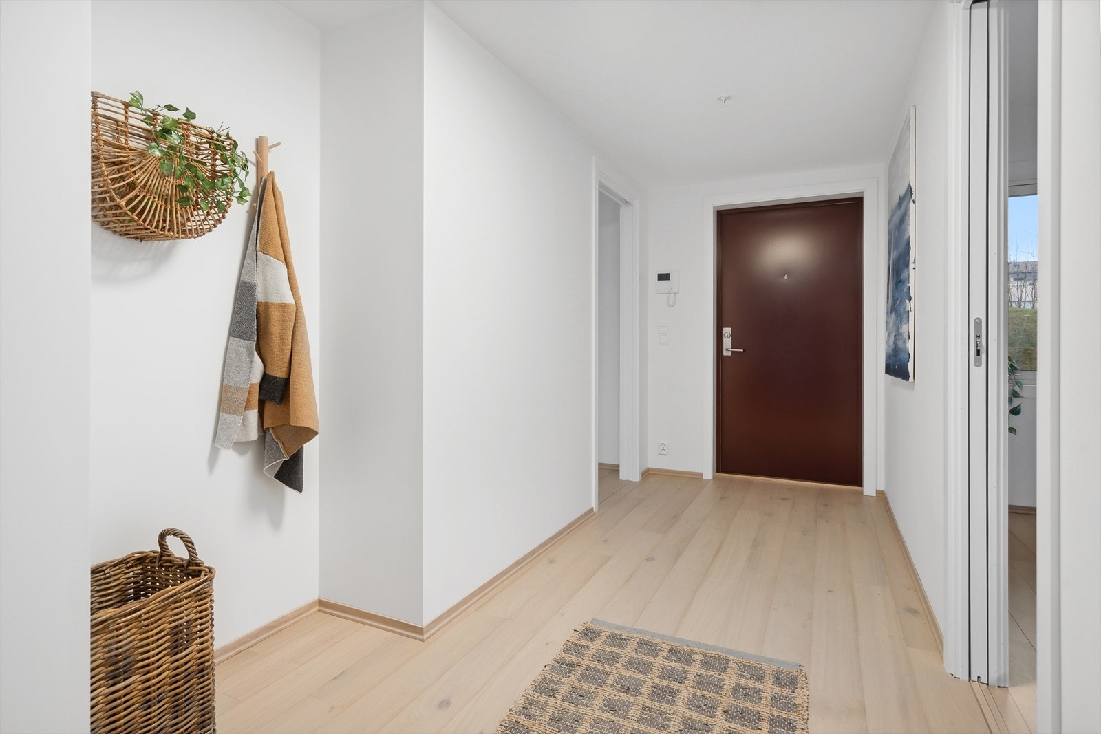 Entré/hall er romslig og har plass til ønskelig garderobe og entremøblement. Galleribilde