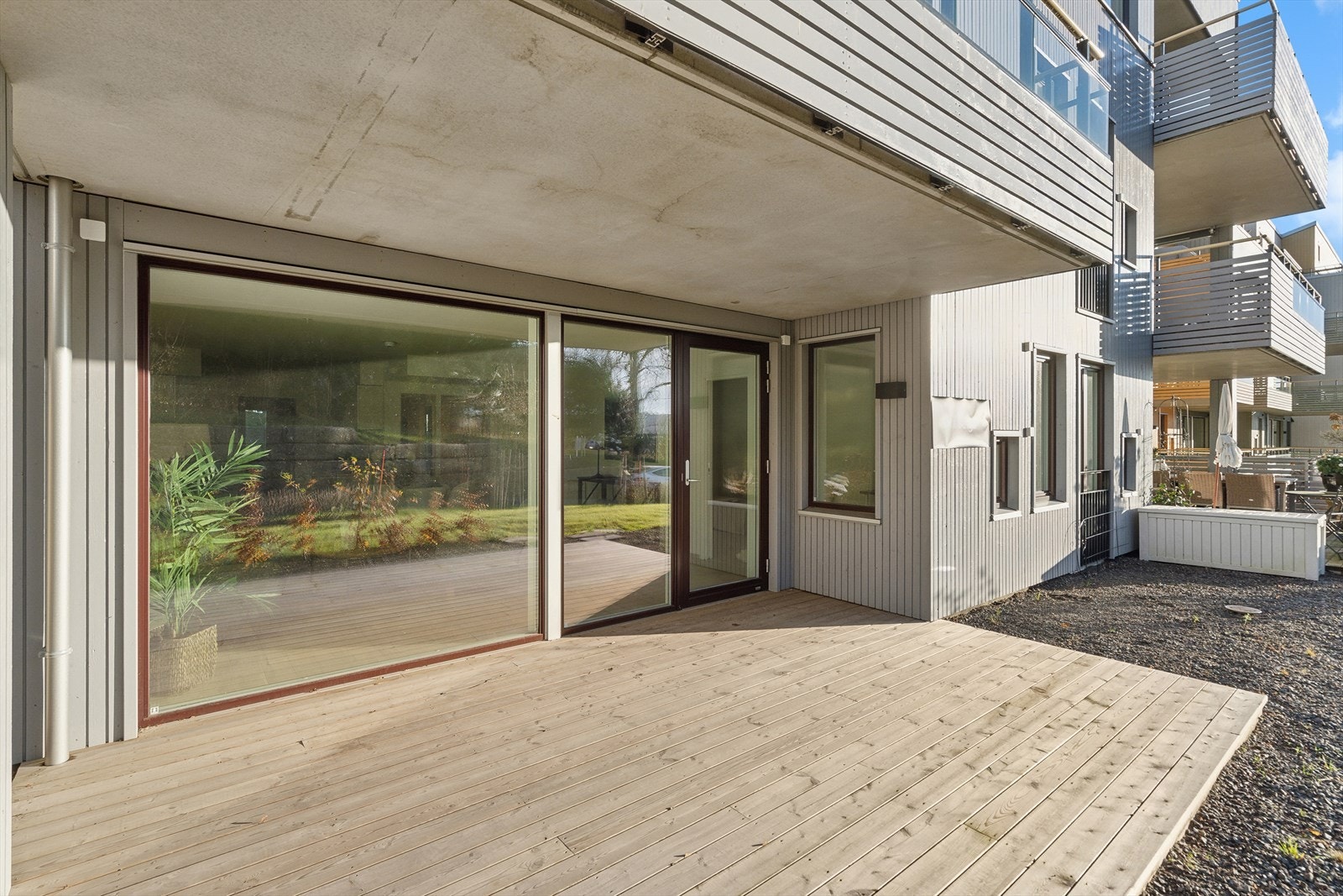 Terrassen vender mot vest og er overbygget. Galleribilde