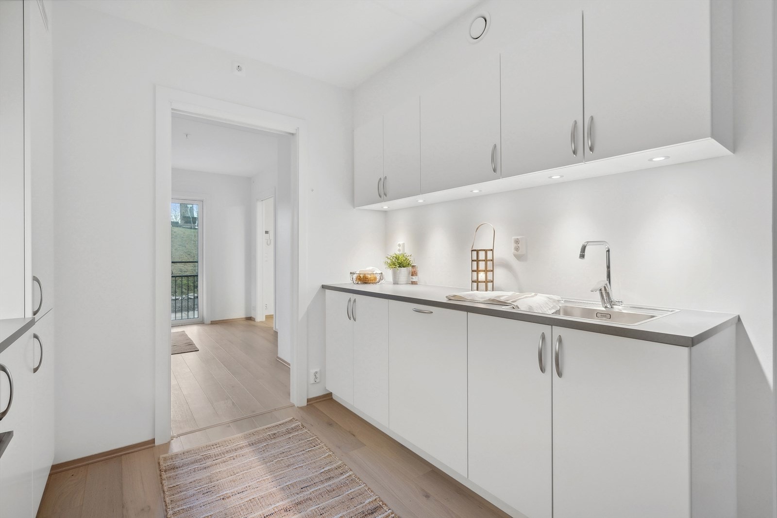 Kjøkkenet har detaljer i krom. Alle hvitevarer er integegrert og medfølger boligen ved salg (Siemens). Galleribilde