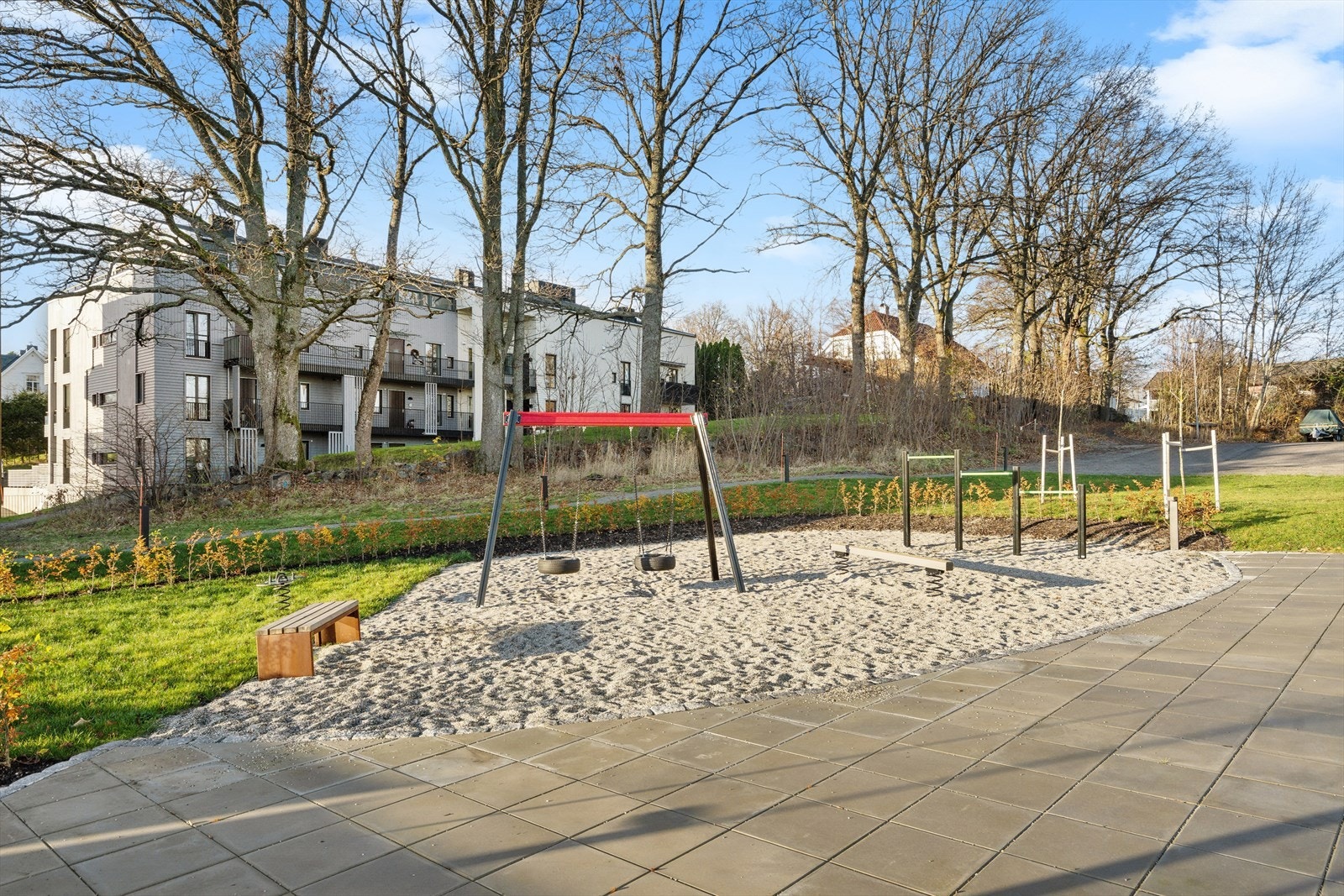 Borettslaget har fine fellesarealer med internveier og lekeplass. Galleribilde