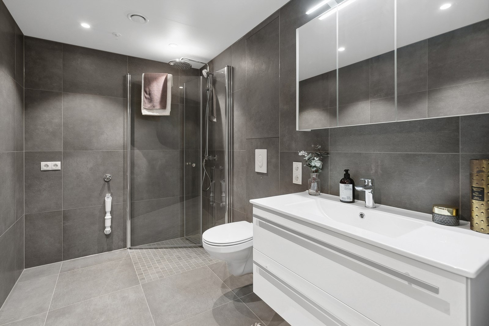 Badet er delikat flislagt med keramiske fliser. Det er varmekabler i gulvet og opplegg til vaskemaskin. Galleribilde