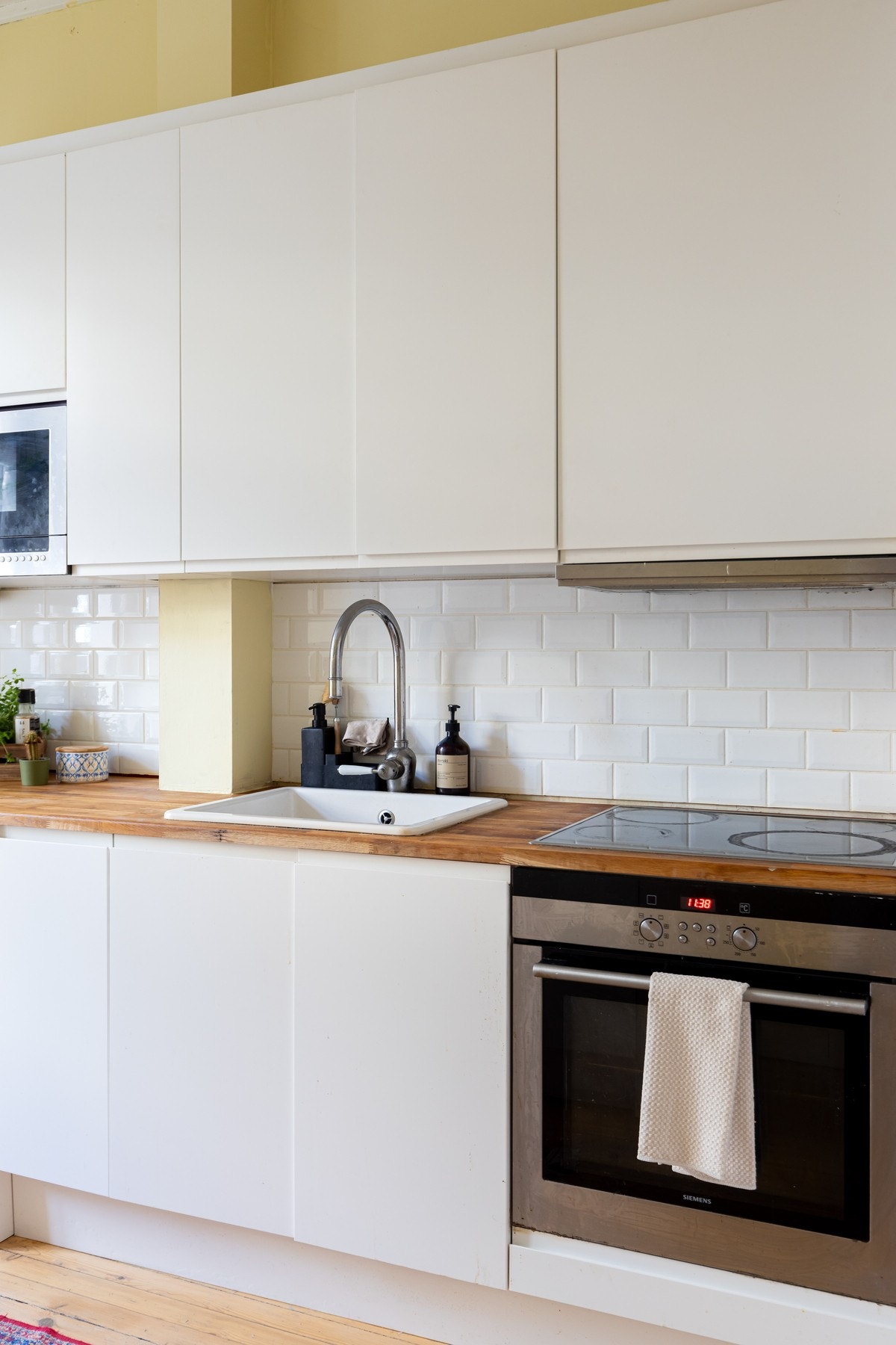 Her er det mye lagringsplass i høye overskap og en god blanding av underskap og skuffer Galleribilde