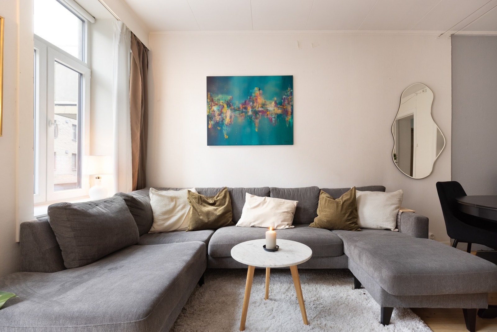 Stuen er enkel å innrede og det er god plass til en stor, komfortabel hjørnesofa og tv-møblement Galleribilde