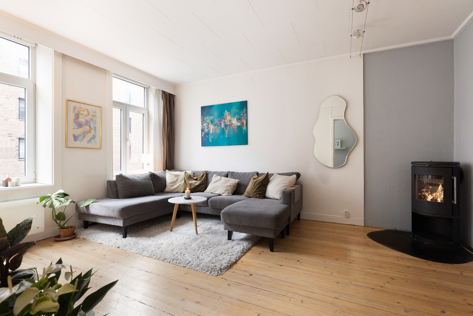 En sjarmerende og klassisk 3-roms andelsleilighet med peis, originale tregulv, stukkatur og rosetter Galleribilde