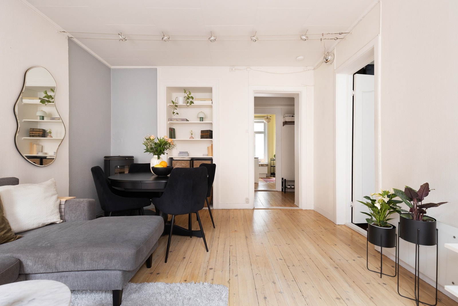 Det er også plass til et spisebord med koselig plassering ved peisen Galleribilde