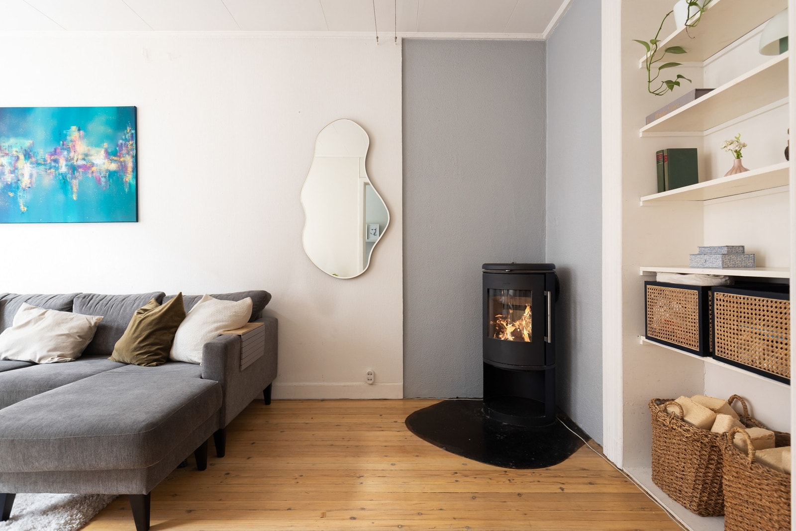 Peisen gir en behagelig varme og bidrar til en lun atmosfære i stuen Galleribilde