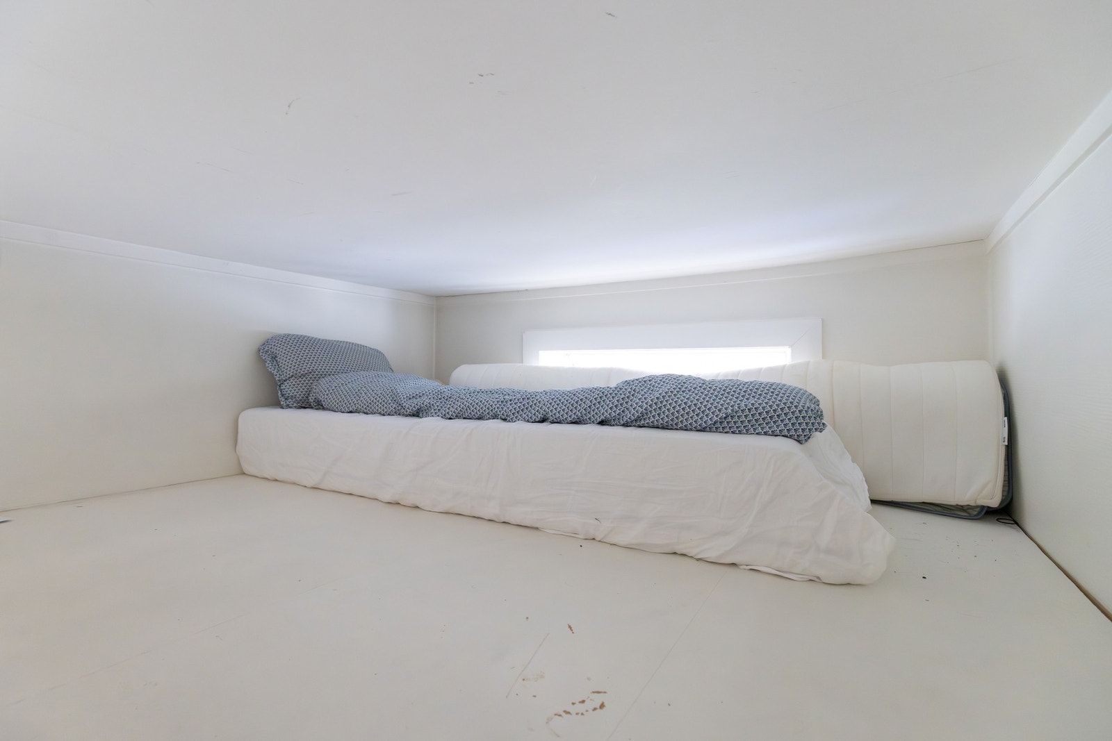 Hemsen er en fin soveplass med plass til en stor madrass Galleribilde