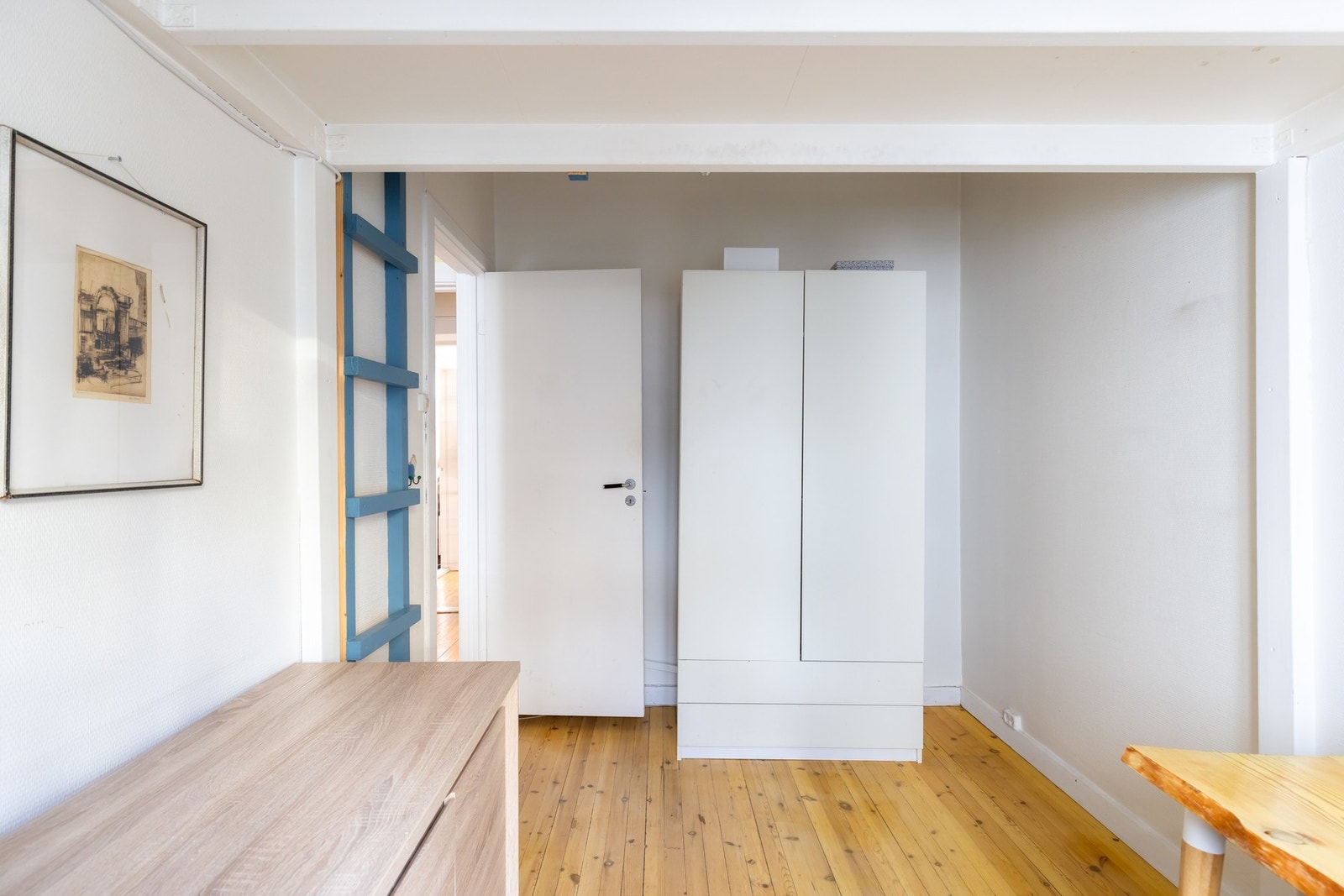 En enkel stige tar deg opp til hemsen. Det er også plass til ytterligere lagringsmøbler på soverommet Galleribilde