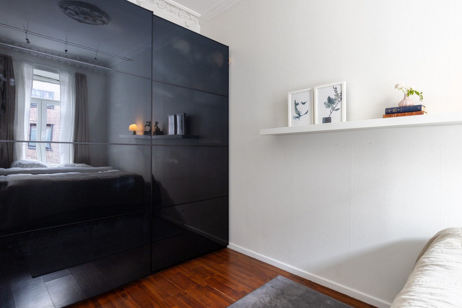 Soverommet er innredet med en stor skyvedørsgarderobe med lekre, sotede speilfronter Galleribilde